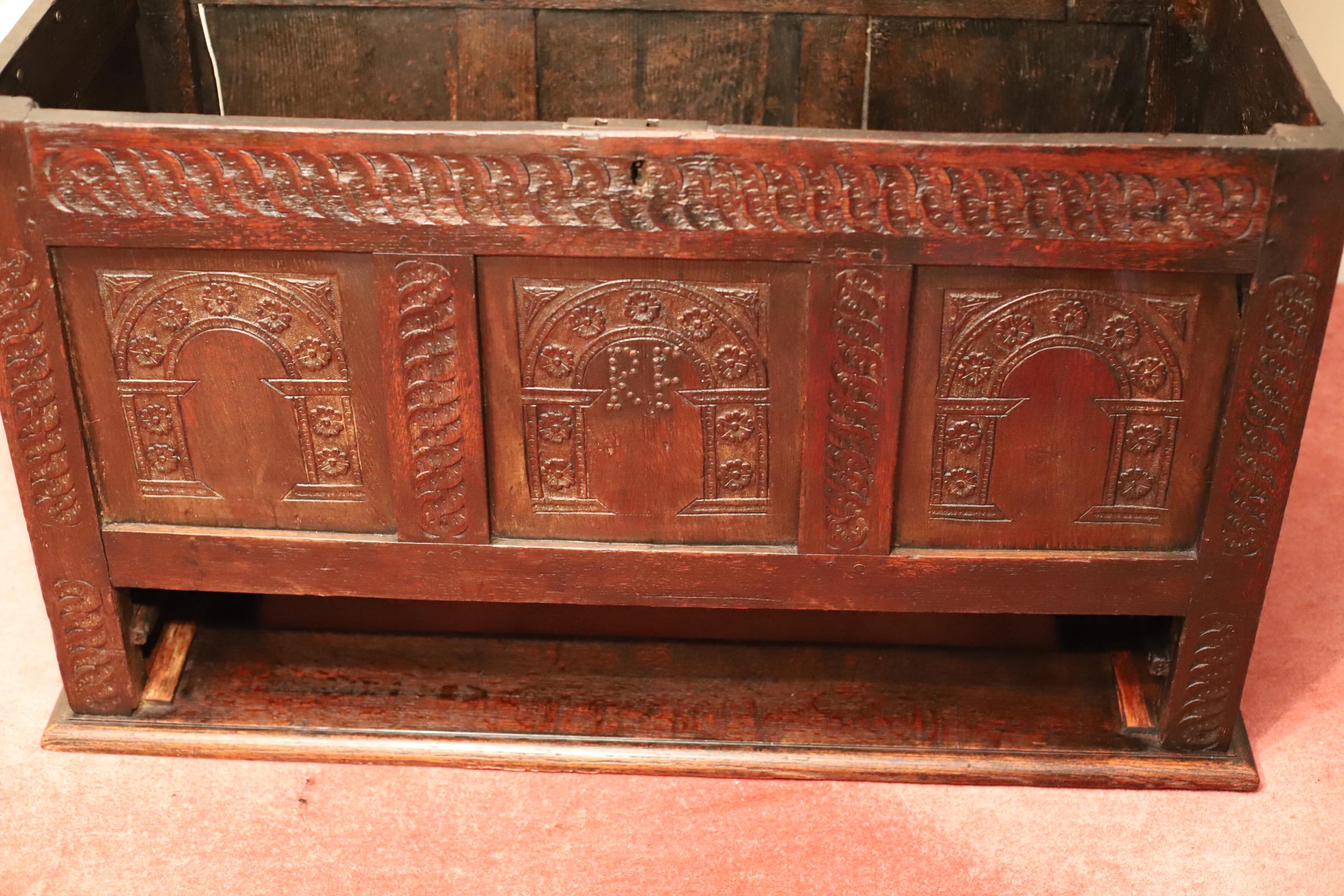 Unique Victorian Carved Oak Mule Chest Made  by Hewetson, Milner & Thexton  In Fair Condition For Sale In Crawley, GB