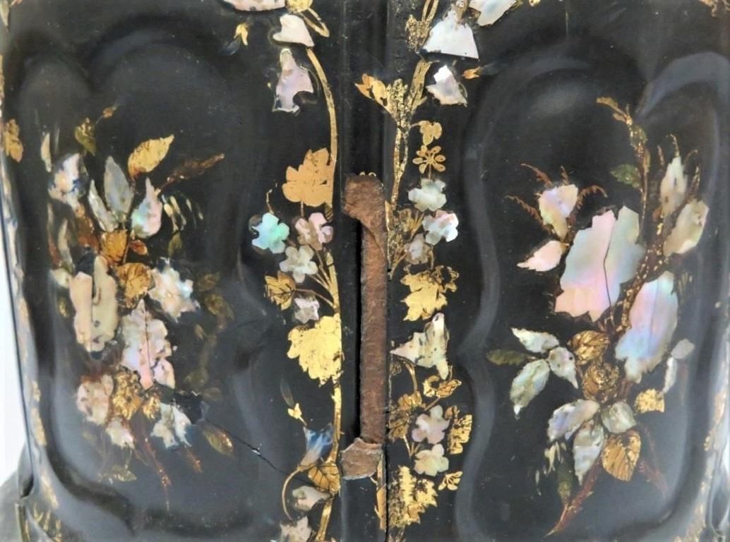 Große lackierte und vergoldete Schmuckschatulle aus dem 19. Jahrhundert mit Intarsien aus Perlmutt  im Angebot 1