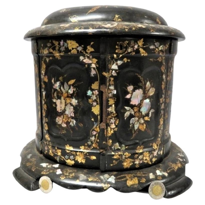Grande boîte à bijoux laquée et dorée du 19ème siècle avec nacre incrustée 