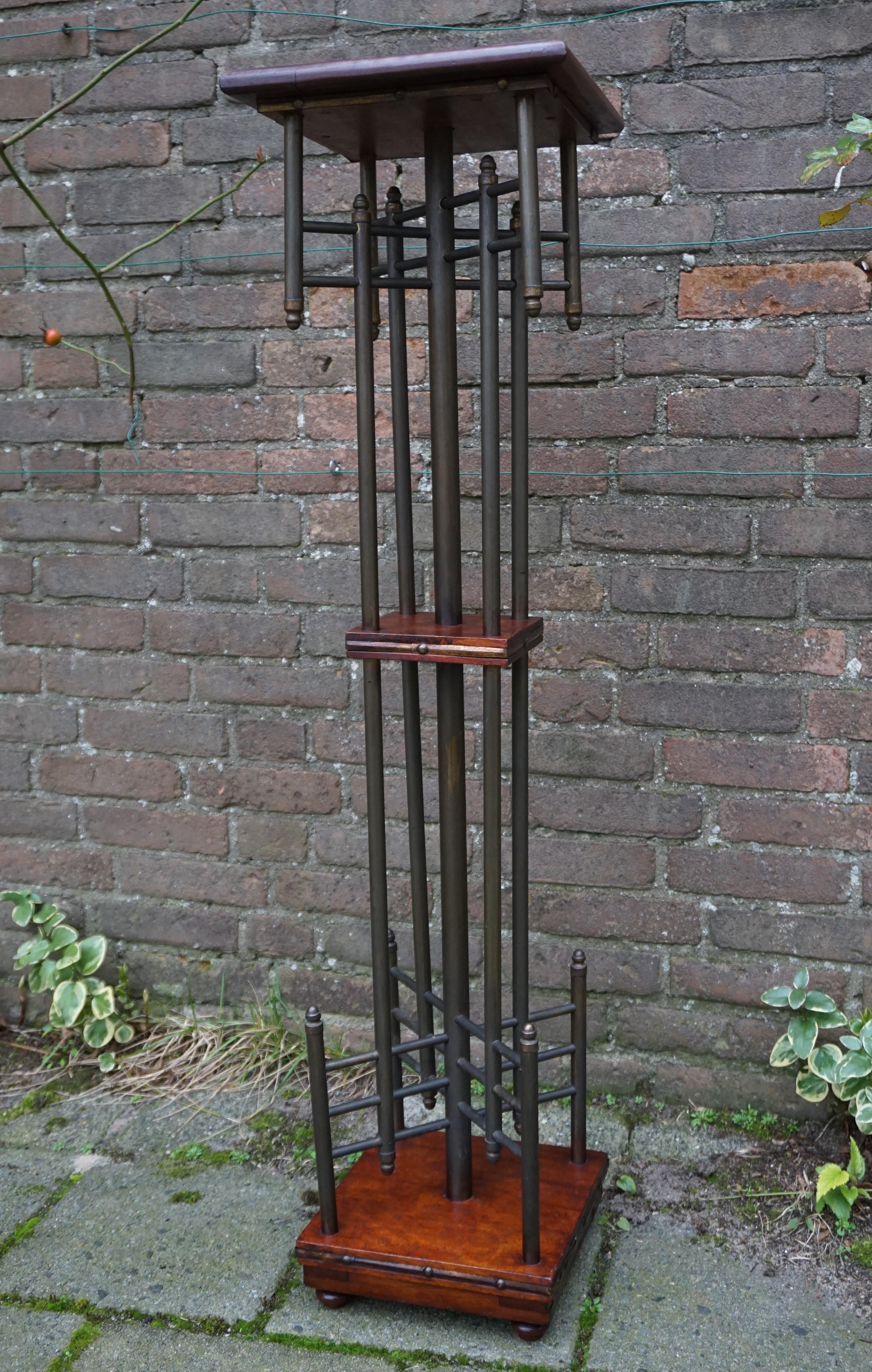 Socle unique de sculpture en laiton et bois de noyer de style viennois Arts and Crafts 5