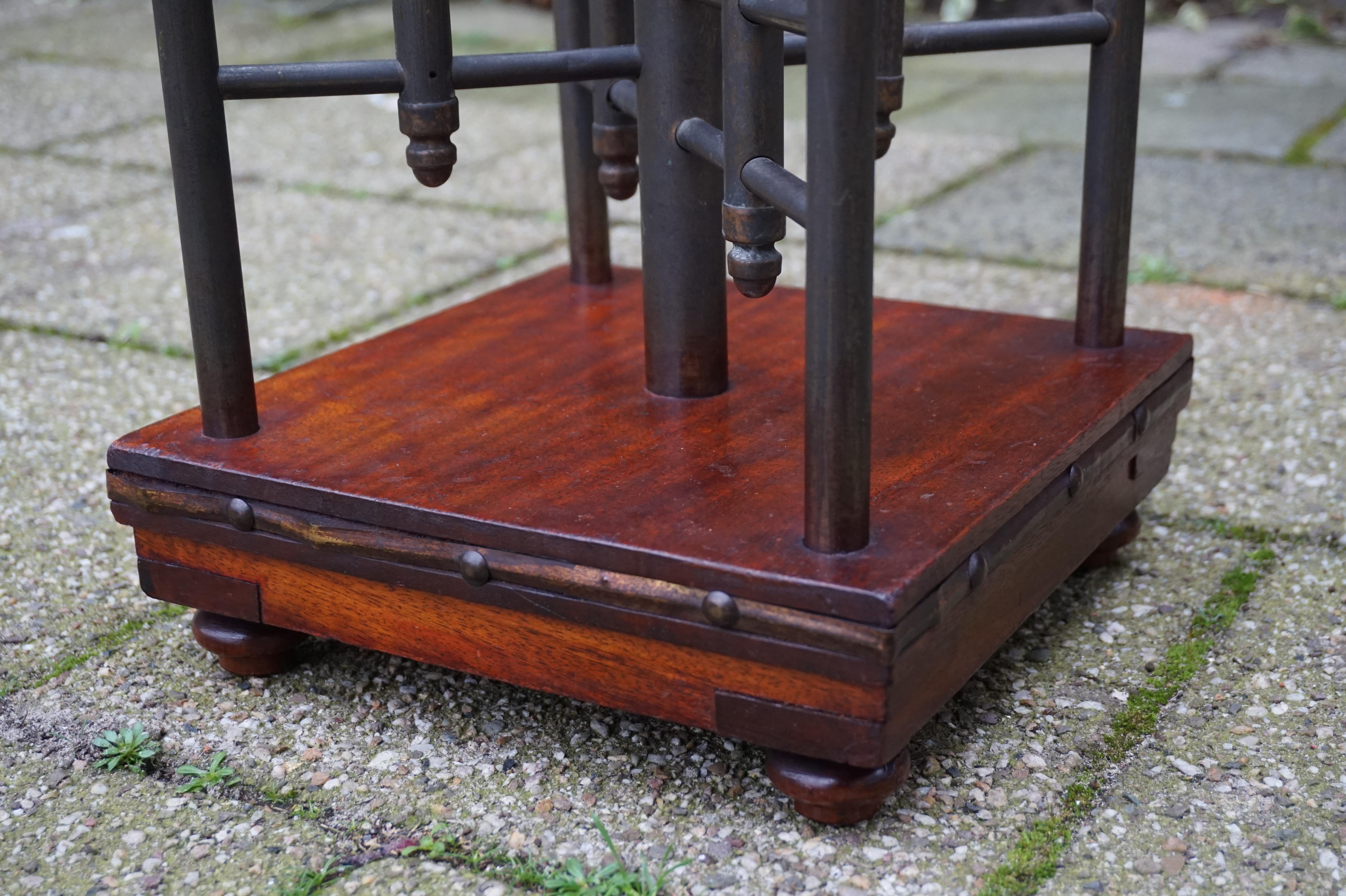 Socle unique de sculpture en laiton et bois de noyer de style viennois Arts and Crafts 6