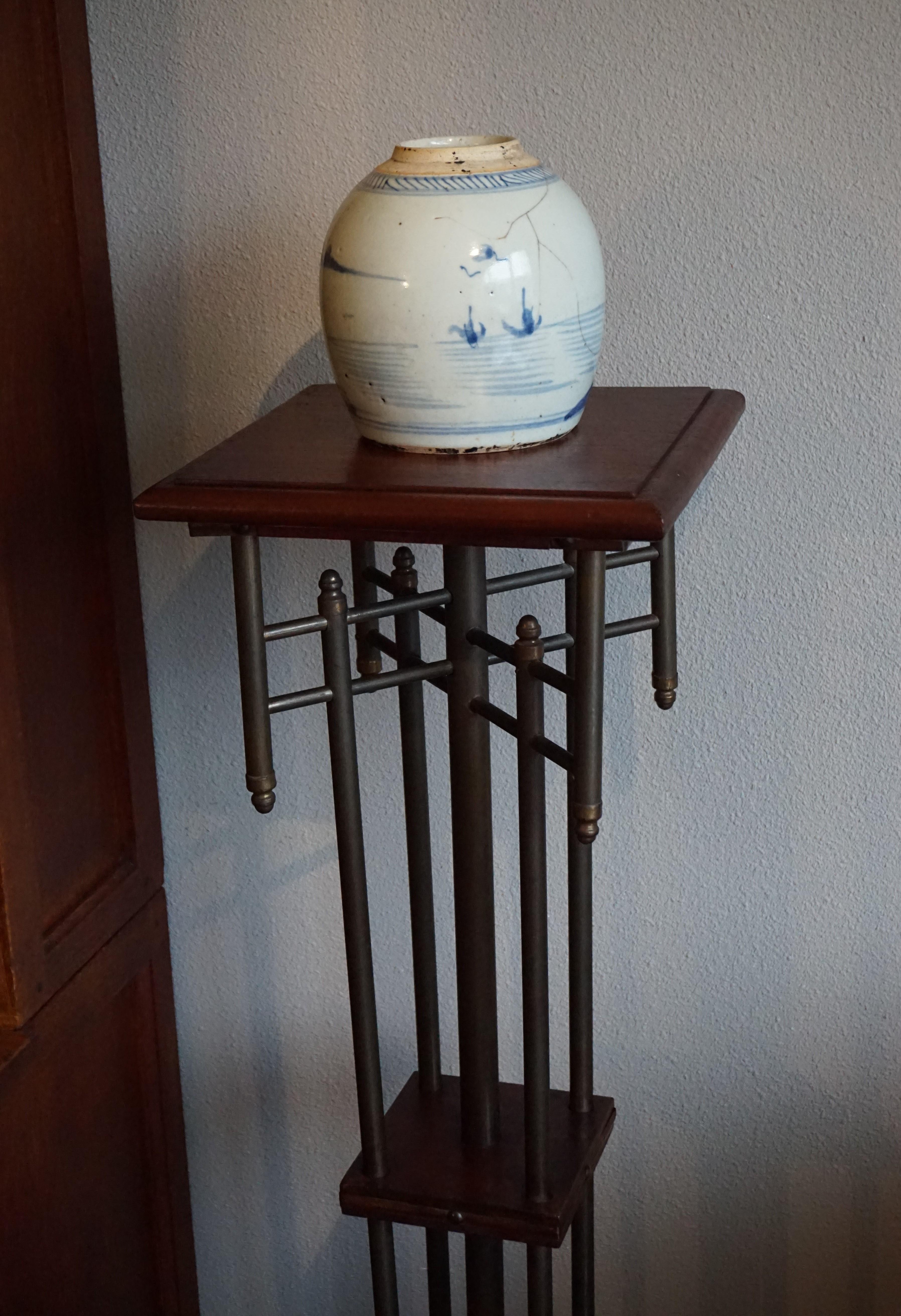 Socle unique de sculpture en laiton et bois de noyer de style viennois Arts and Crafts 9
