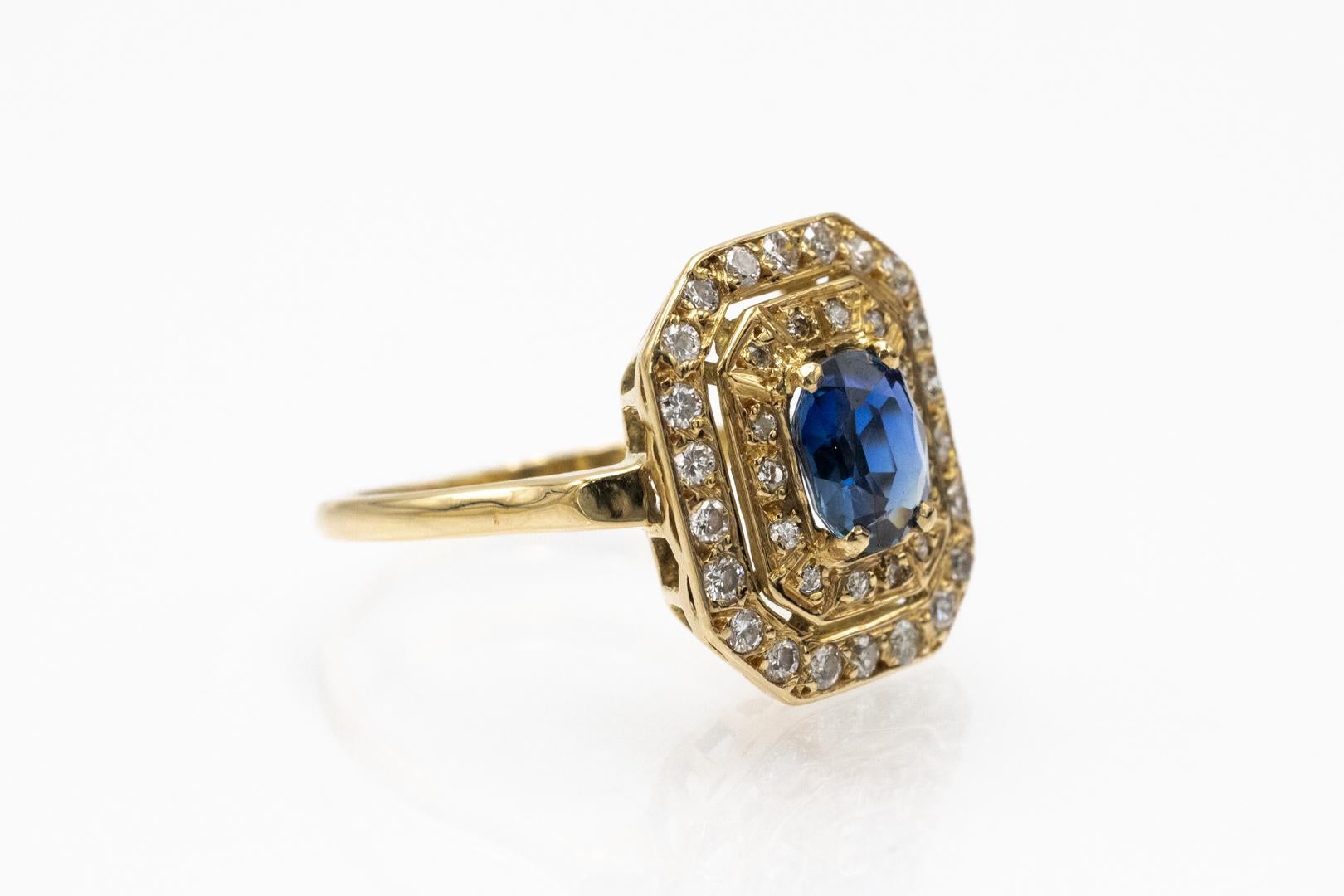 Bague unique en or 18k vintage avec un saphir ovale et des diamants, France. en vente 4