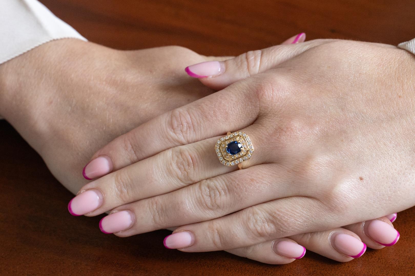Bague unique en or 18k vintage avec un saphir ovale et des diamants, France. en vente 5