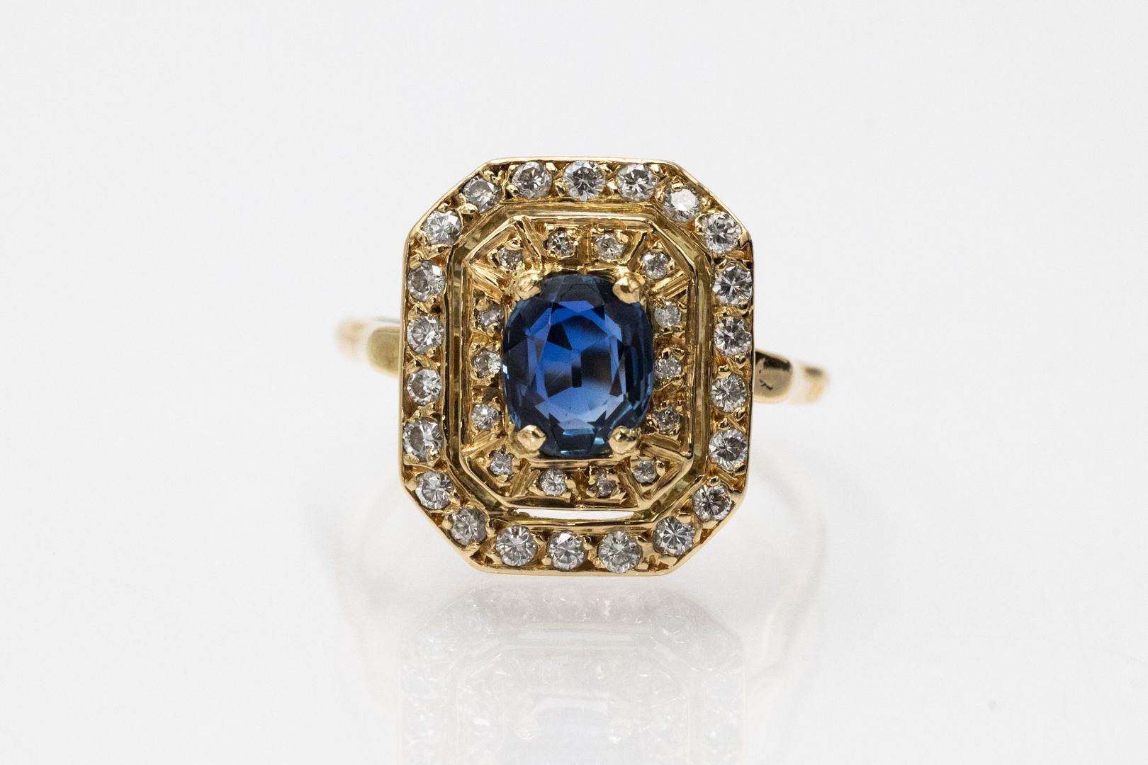 Une bague unique en or jaune 18 carats (0,750).

Cette bague en or présente un saphir naturel ovale central pesant environ 0,85 ct et 36 diamants totalisant environ 0,35 ct (pureté VS-SI, couleur F).

Origine : France, milieu du XXe siècle : France,