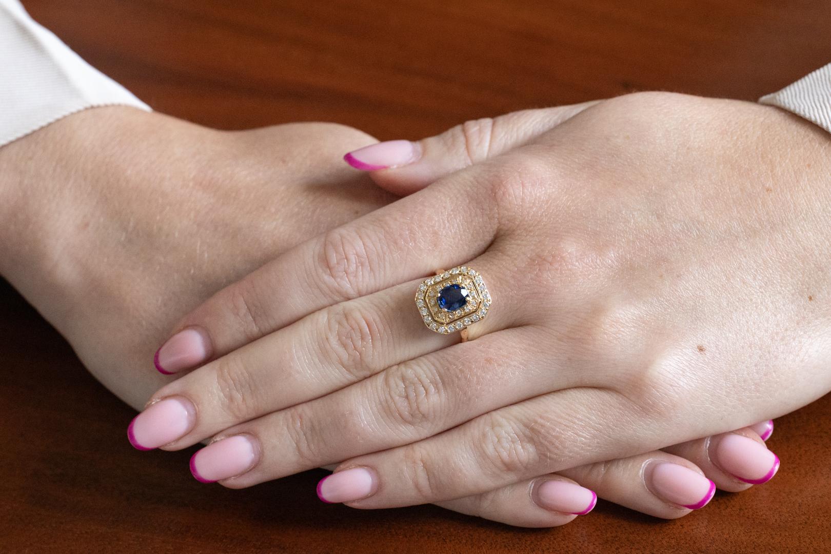 Moderne Bague unique en or 18k vintage avec un saphir ovale et des diamants, France. en vente