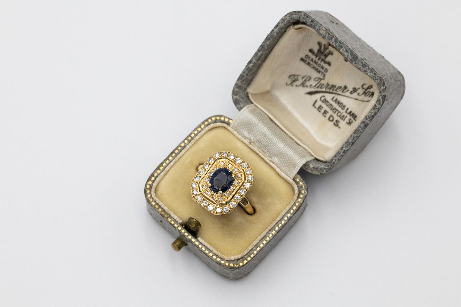 Taille ovale Bague unique en or 18k vintage avec un saphir ovale et des diamants, France. en vente
