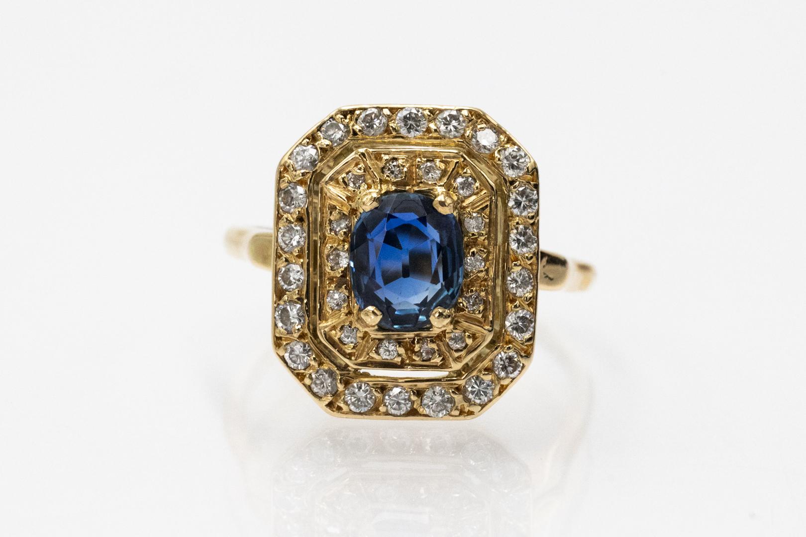 Bague unique en or 18k vintage avec un saphir ovale et des diamants, France. Bon état - En vente à Chorzów, PL