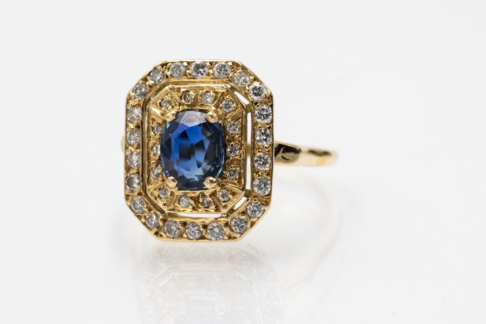 Bague unique en or 18k vintage avec un saphir ovale et des diamants, France. Pour femmes en vente