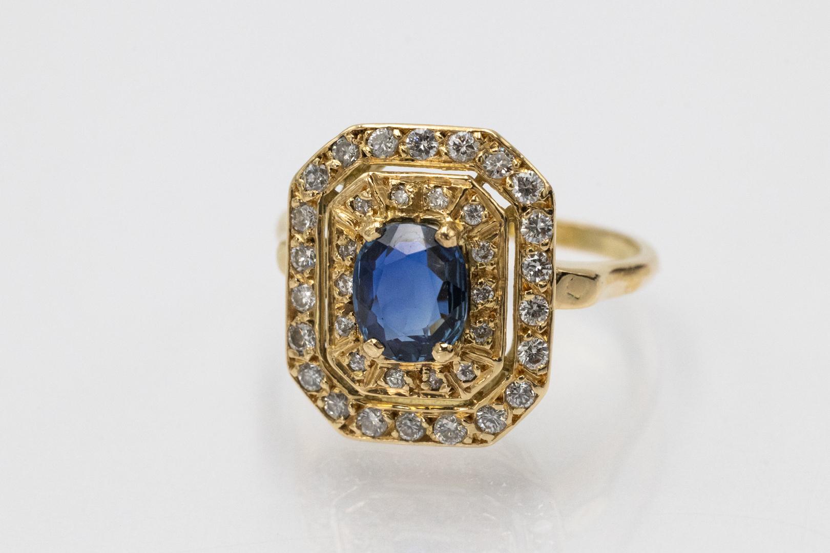 Bague unique en or 18k vintage avec un saphir ovale et des diamants, France. en vente 1