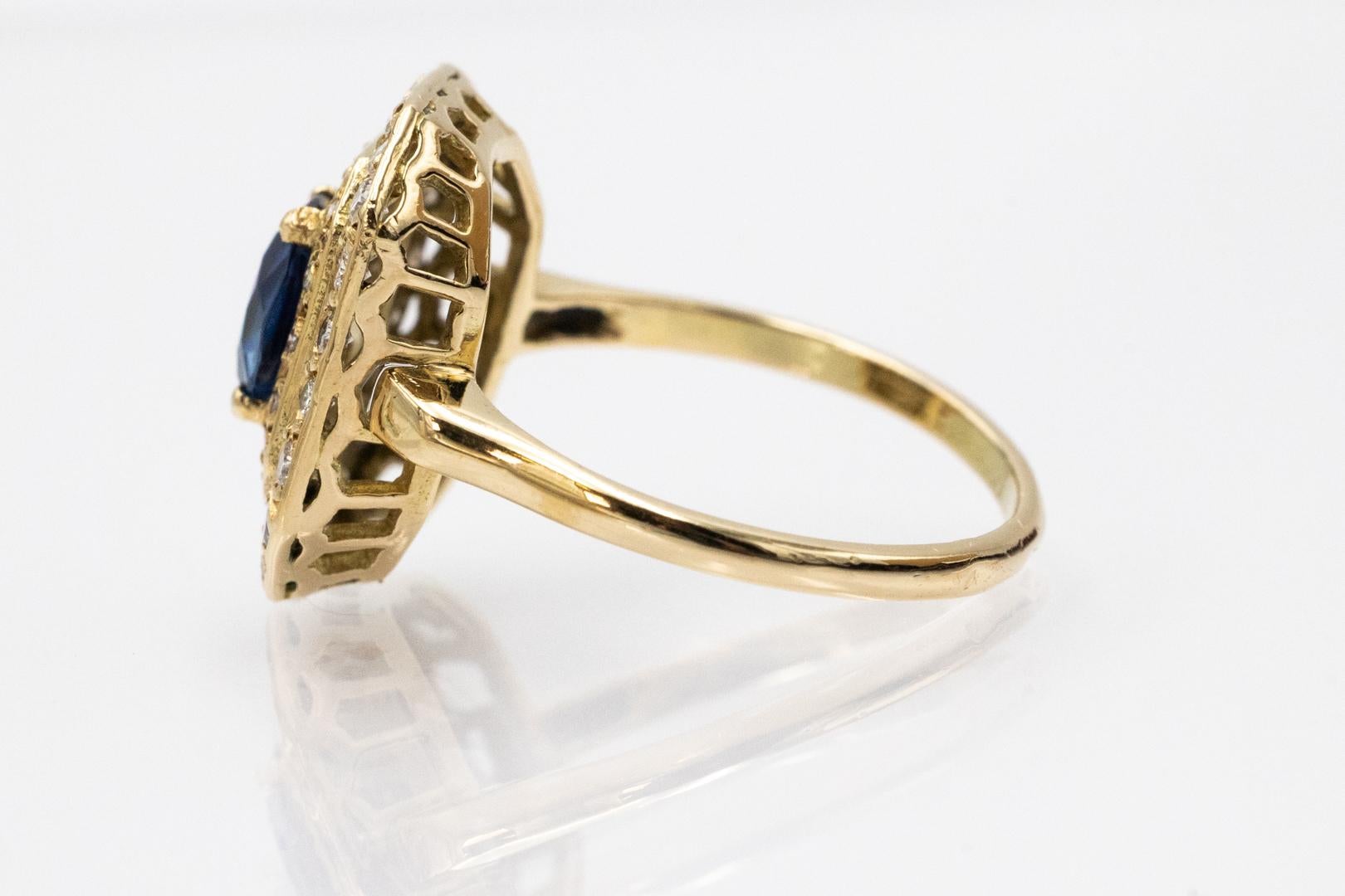 Bague unique en or 18k vintage avec un saphir ovale et des diamants, France. en vente 2