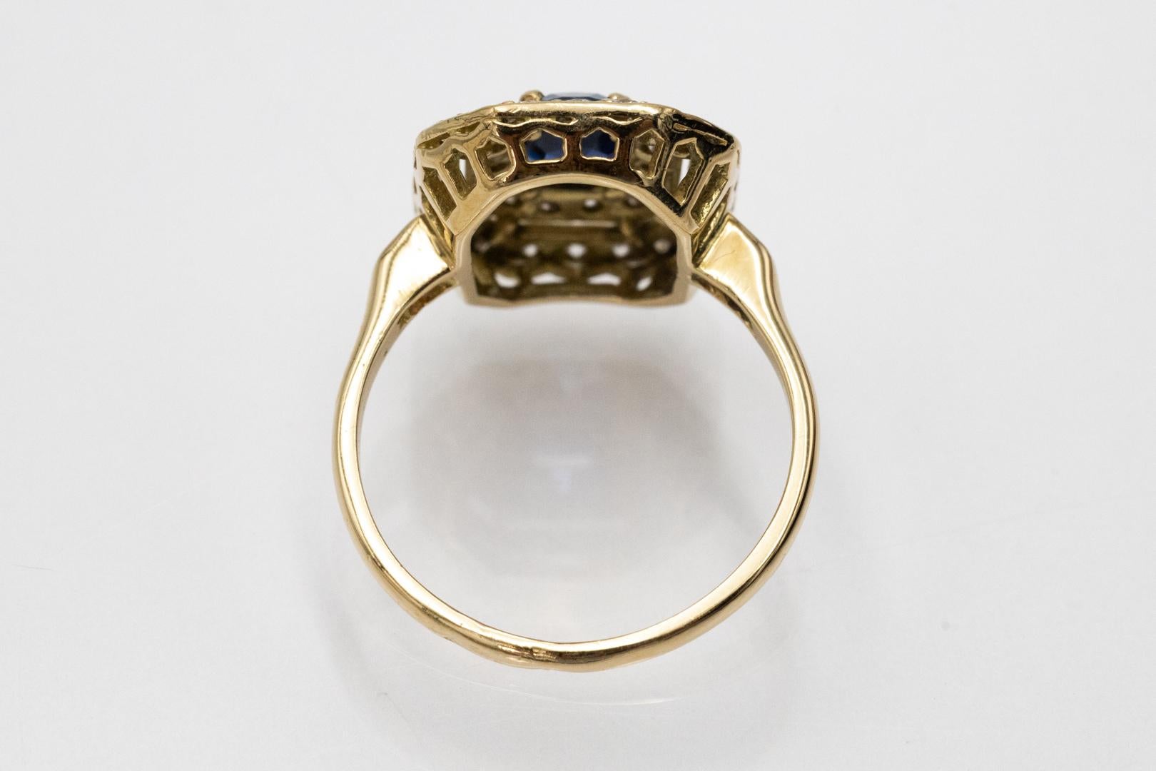 Bague unique en or 18k vintage avec un saphir ovale et des diamants, France. en vente 3