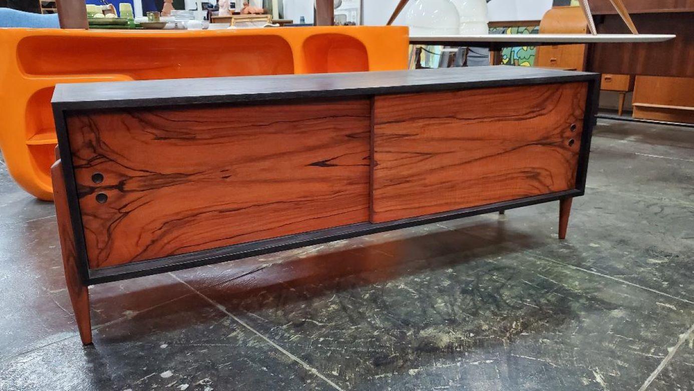 Unique Vintage 1960s Mid Century Modern Rosewood And Black Credenza / Cabinet With Slide Doors.
Beautiful Credenza That Will Enhance Andy Room In Your Home, Office Or Studio.
Gorgeous Rosewood Slide Doors And Black Cabinet With Ample