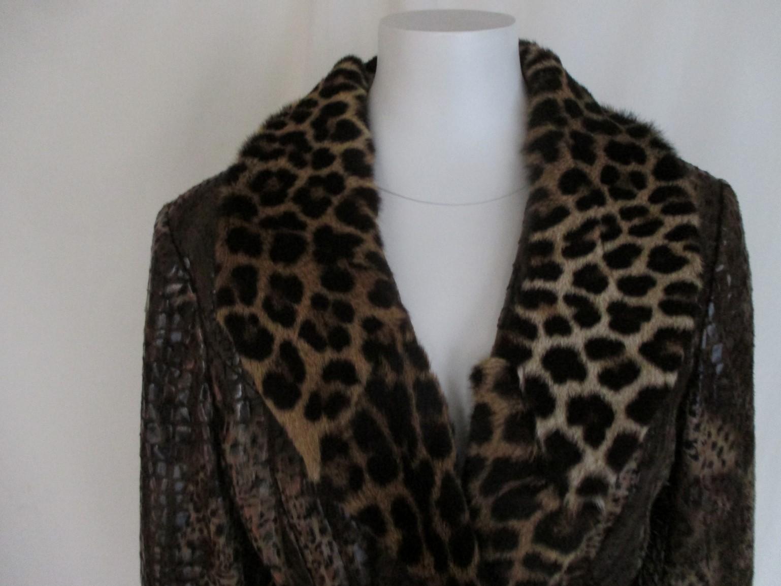 Vintage patent printed fabric leopard style jacket with fur details.
Closes with 3 buttons, has a belt and not open pockets.
Size fits like medium US 10-12/ EU 40-42, see section measurements.

Please note that vintage items are not new and
