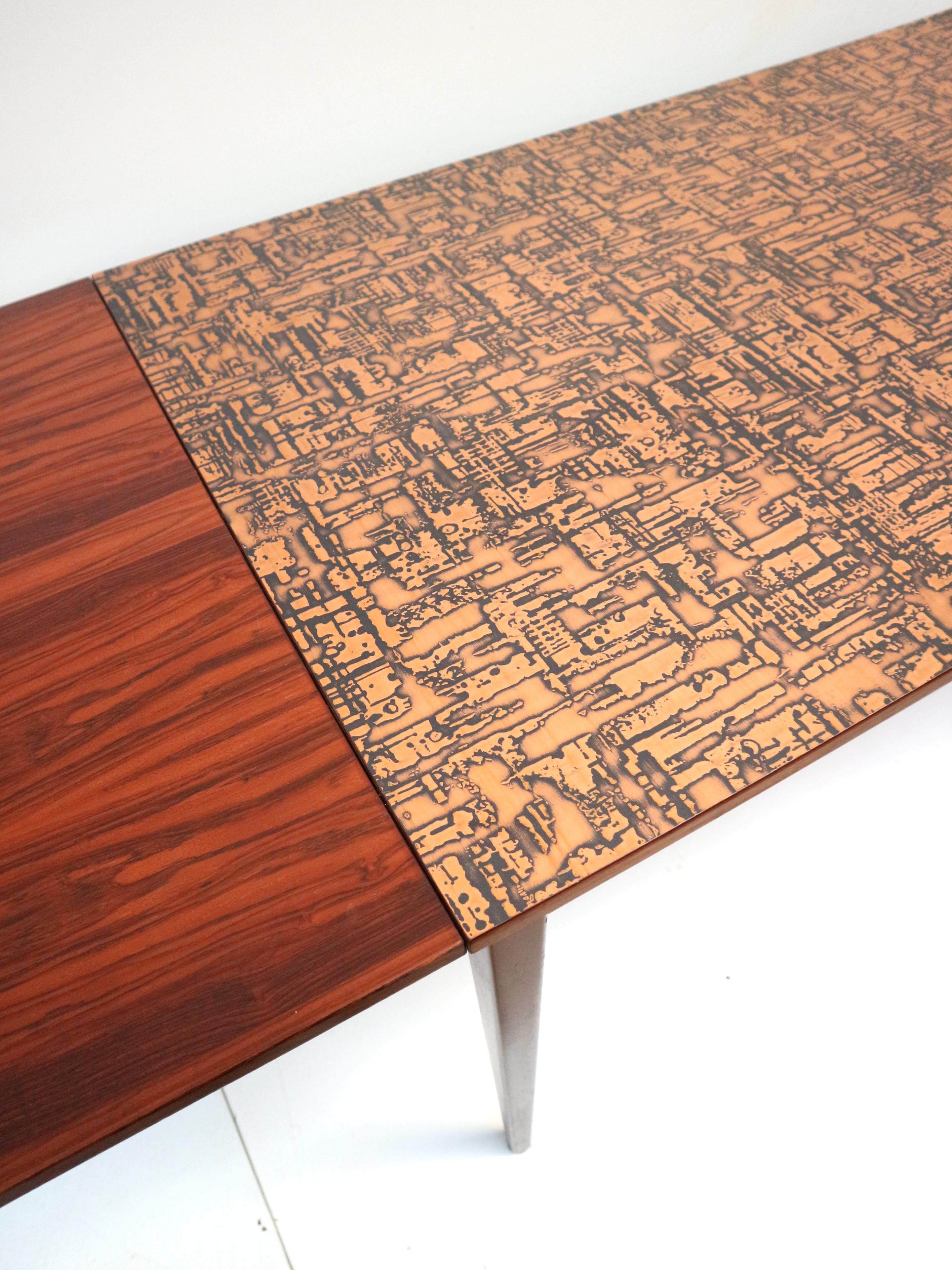 Unique vintage Brutalist extendable dining table with copper top In Good Condition For Sale In Breda, NB