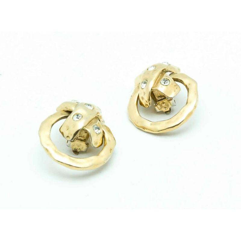 Vintage timeless vintage couture earrings of the 80s. Gold plated metal and crystal stones. Unsigned, unique and beautiful quality.
All our Clip-on earrings are tighted and delivered with extra protection.  

Size: 3.5 x 3 cm
Condition: Excellent