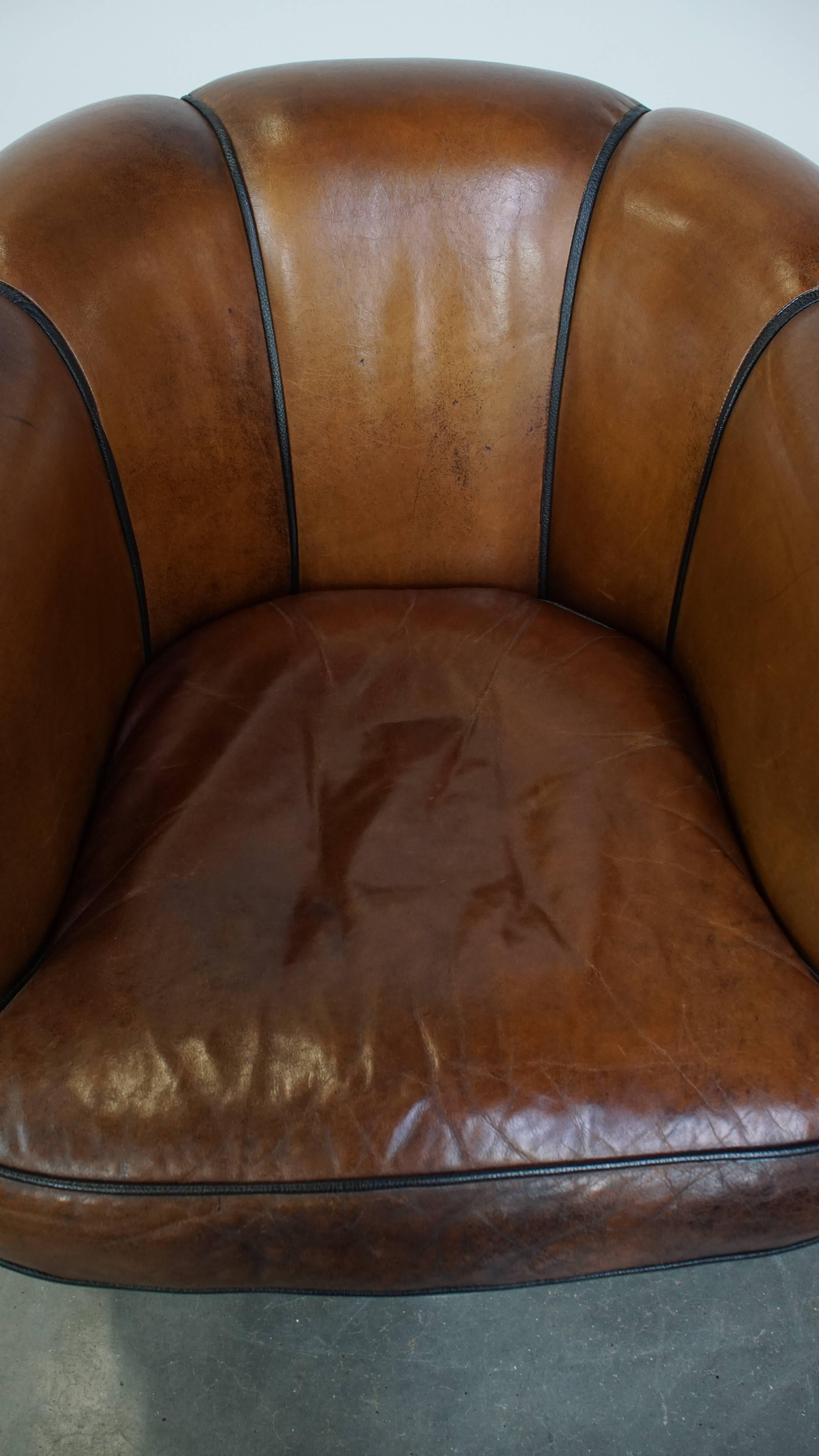XX secolo Sedia da club in pelle di mucca color cognac, unica nel suo genere. in vendita