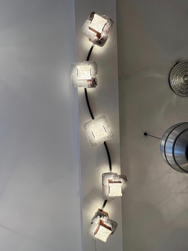 Cuivre Plafonnier unique en cuivre et verre d'art à 5 abat-jours, vers les années 1950 en vente
