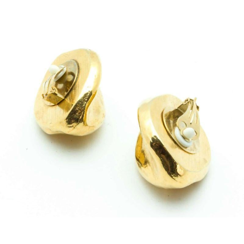 Chic, light and timeless vintage couture clip-on earrings, french, c.1980. Gold plated resin. 
Note: All our Clip-on earrings are tightened and delivered with extra protection.

Signature: Not signed but unique and of gorgeous quality.
Size: 4.3 x
