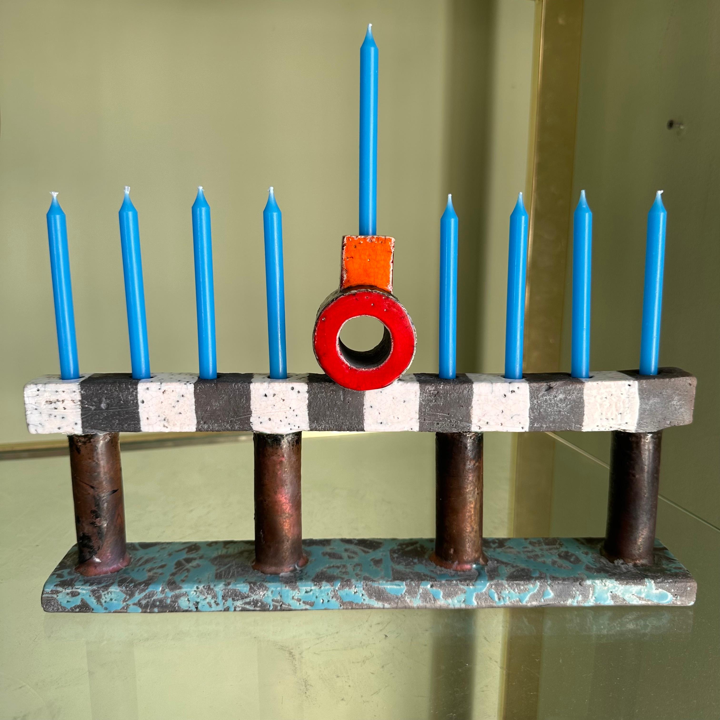 Einzigartiger handgefertigter postmoderner farbenfroher Menorah-Kerzenhalter aus Keramik, signiert (Postmoderne) im Angebot
