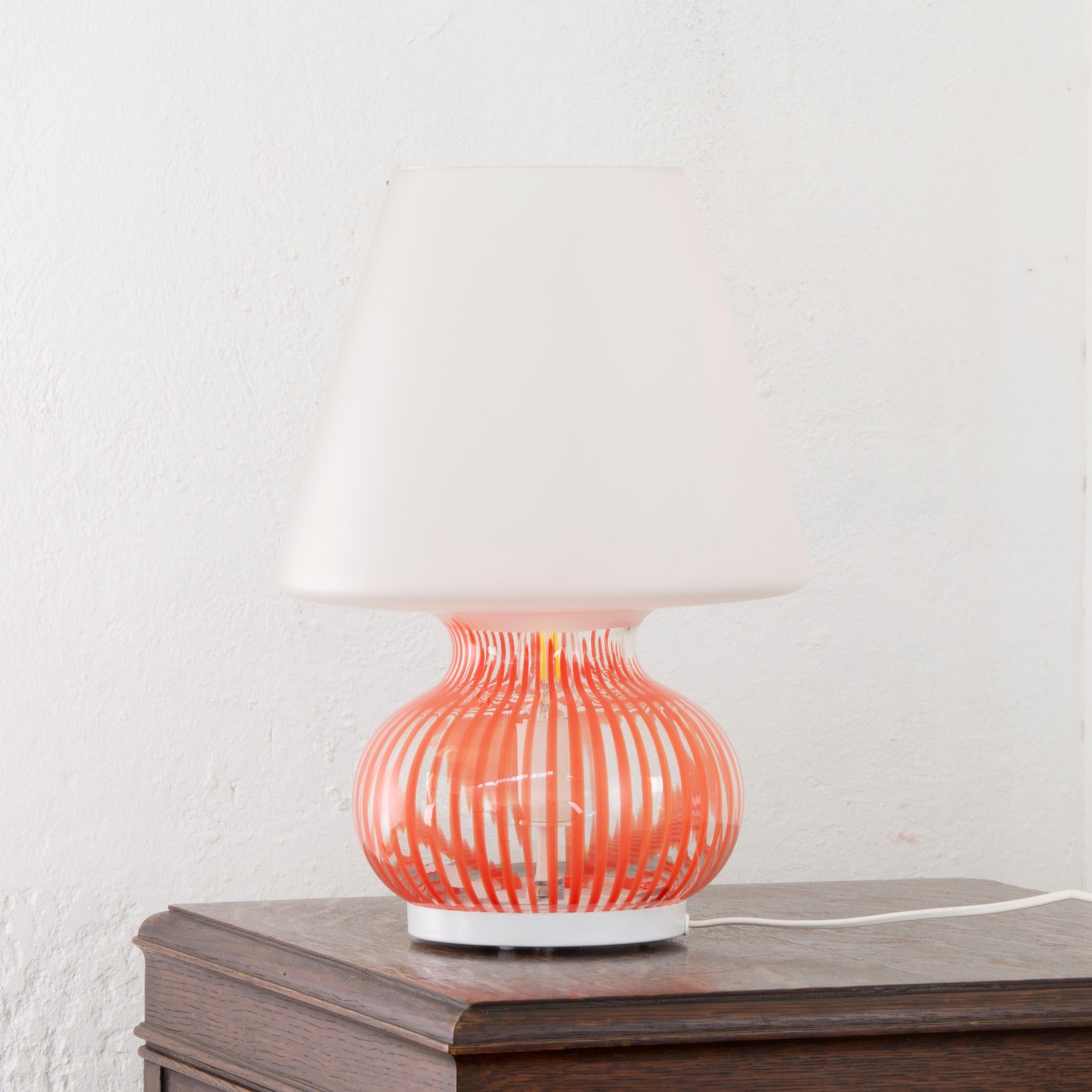 Unique Vintage italian design mushroom lamp, frost white orange Murano glass 70s

Material: Vidrio soplado a mano
Estilo: Vintage, Moderno Italiano, Space Age
Color: Transparente, Coral, Naranja, Blanco
Periodo de producción: 1970 - 1979
País de