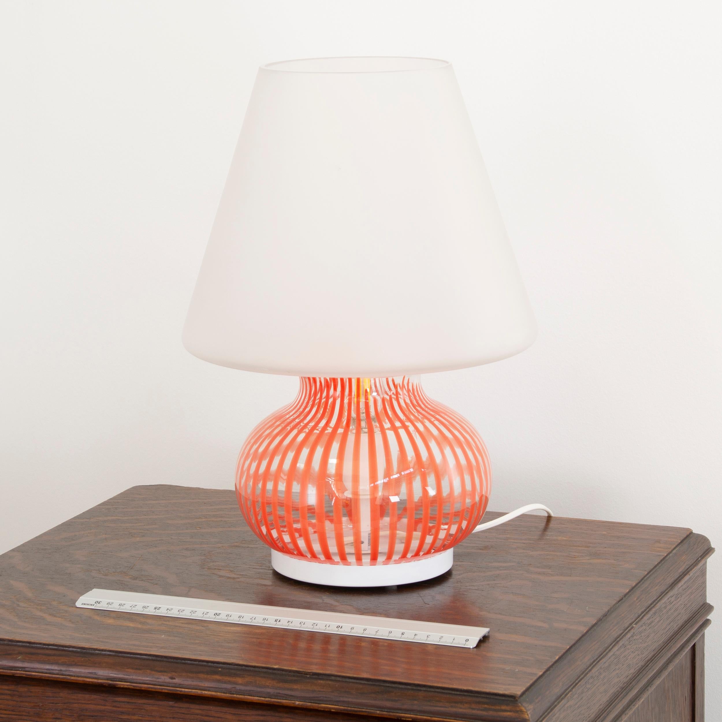 Unique Vintage italian design mushroom lamp, frost white orange Murano glass 70s Italiano en venta