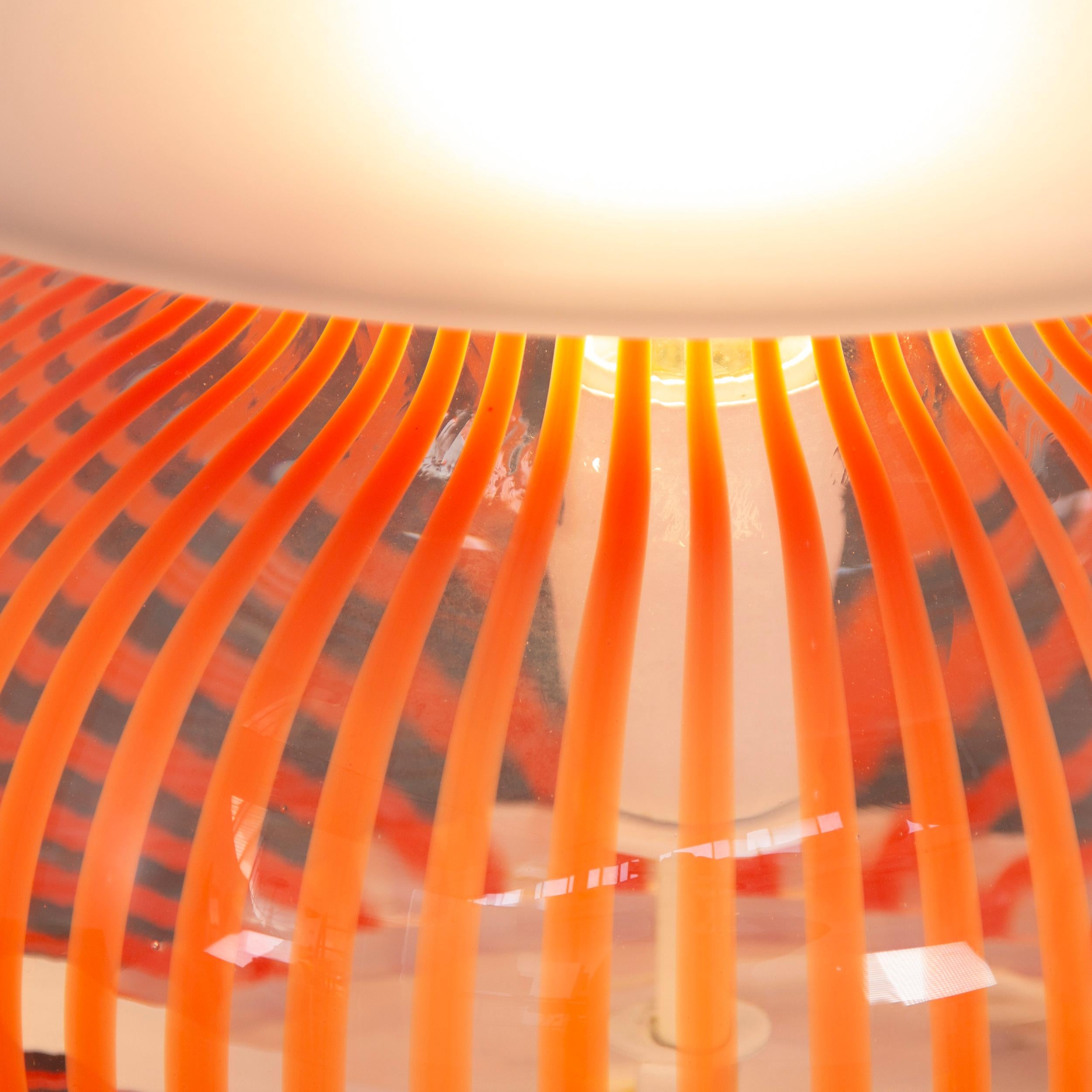 Unique Vintage italian design mushroom lamp, frost white orange Murano glass 70s en Excelente estado para la venta en Venezia, IT