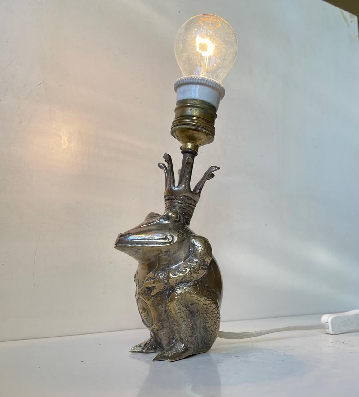 Mid-Century Modern Lampe de bureau vintage unique King Toad en laiton en vente
