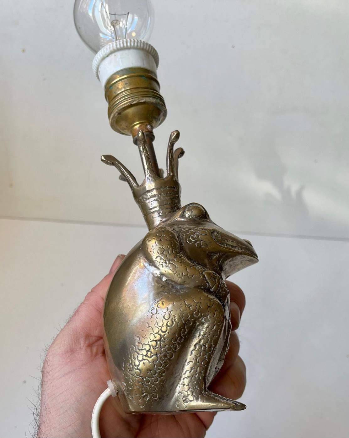 Mid-Century Modern Unique Vintage King Toad Table Lamp in Brass For Sale