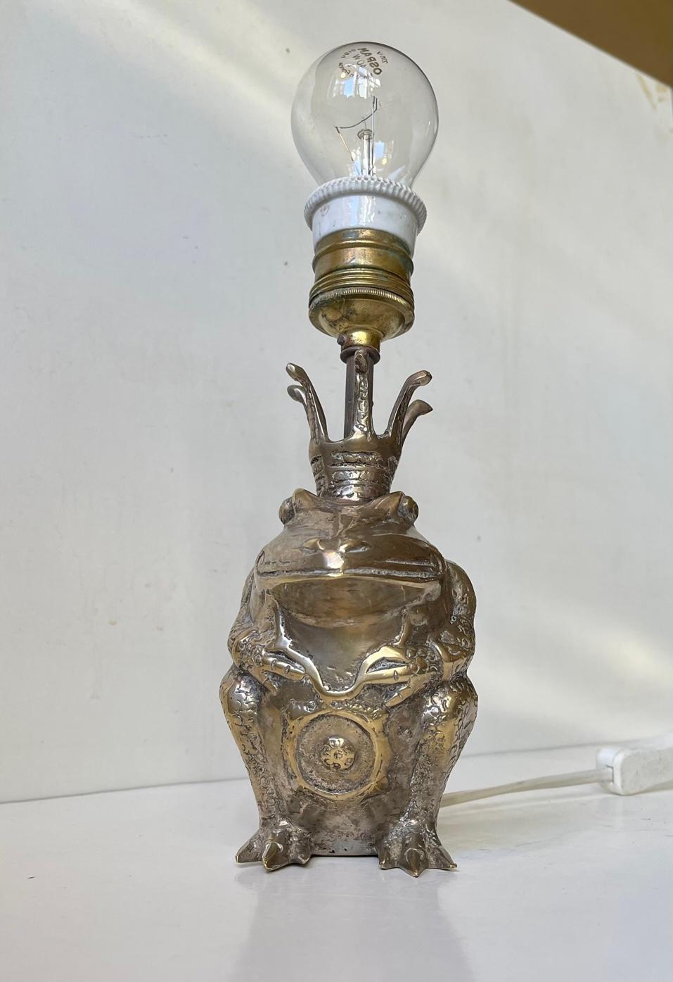 Late 20th Century Unique Vintage King Toad Table Lamp in Brass For Sale