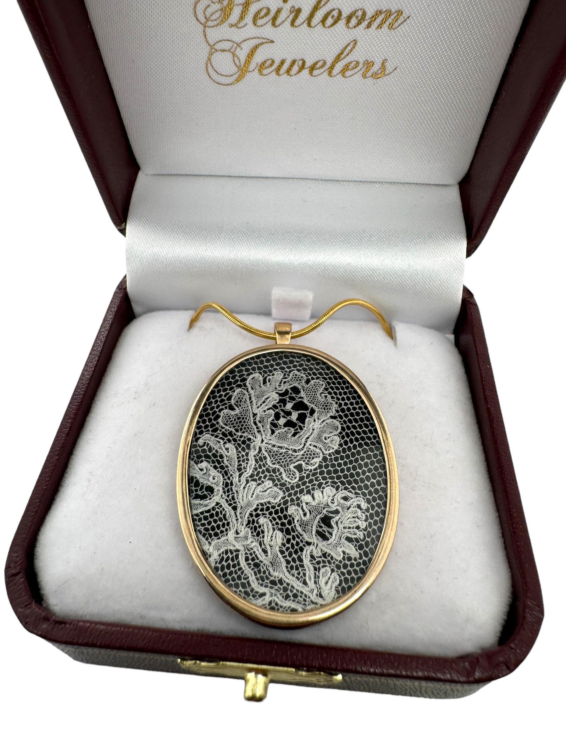 Unique Vintage Lace Pendant Necklace Yellow Gold For Sale 6