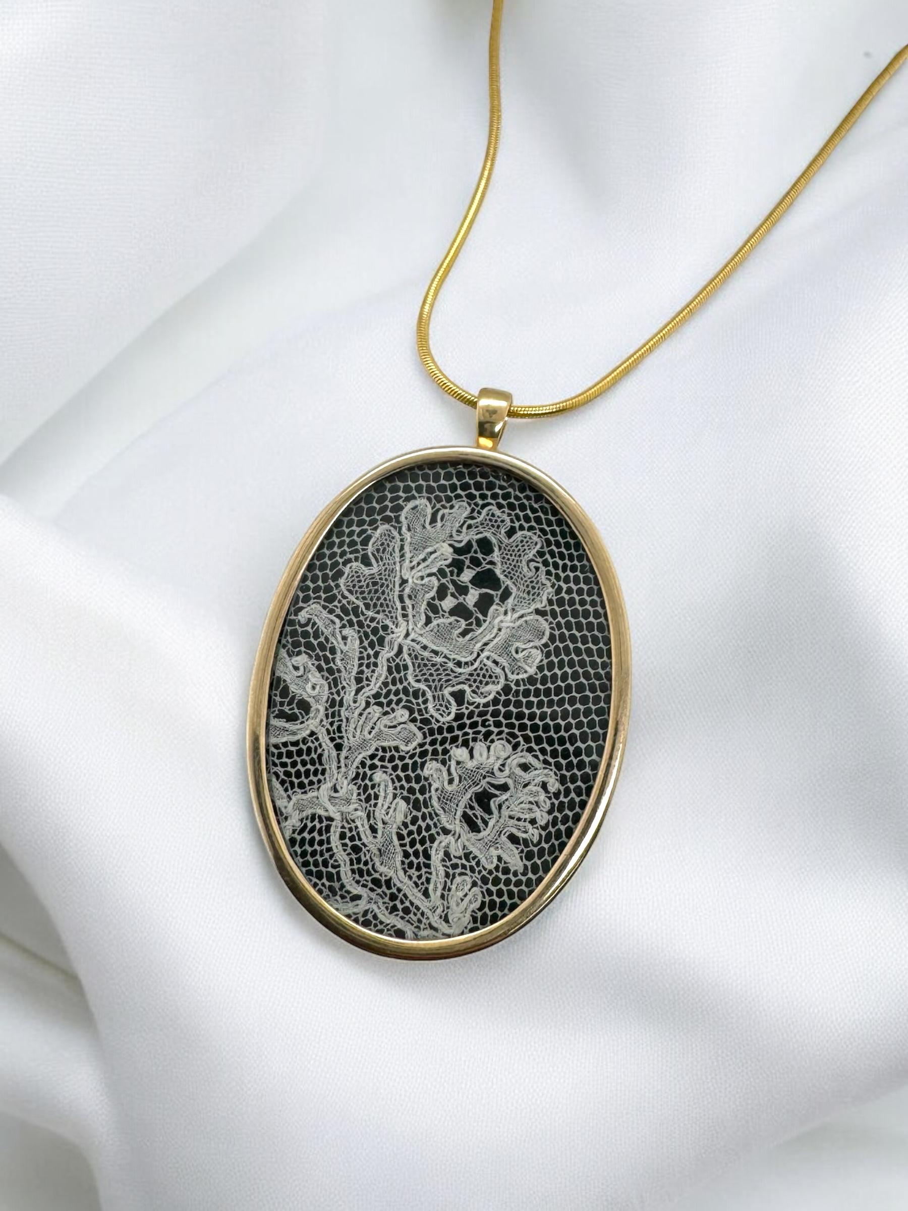 We are amazed by this unique necklace!!
Never have we seen the combination of Lace & Gold!

Materials: 18K Yellow Gold Pendant & 14K Gold Chain
Pendant Length: 1 7/8 Inches
Pendant Width: 1 1/4 Inches
Pendant Thickness: 2.6mm
Chain Style: Snake