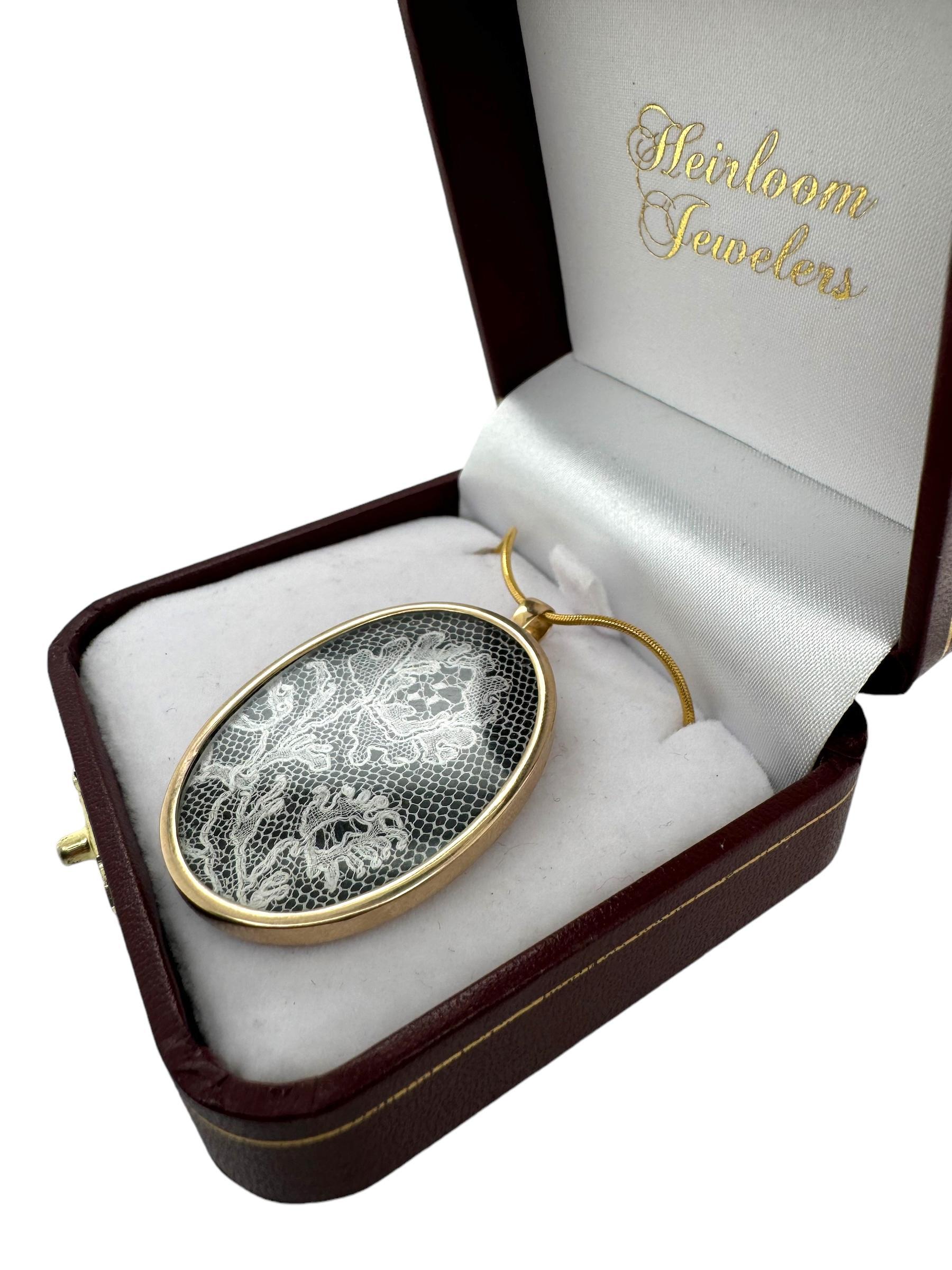 Unique Vintage Lace Pendant Necklace Yellow Gold For Sale 4