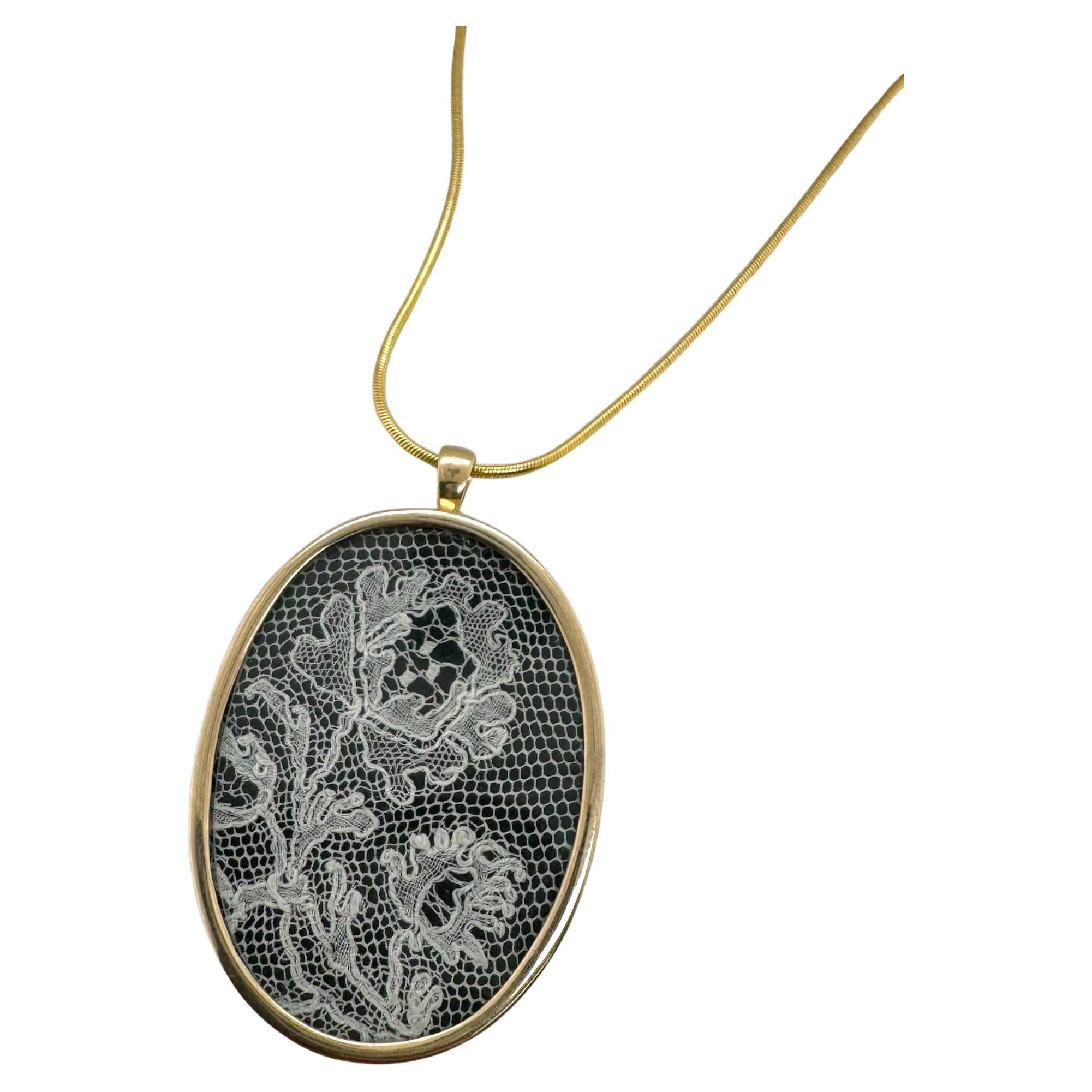 Unique Vintage Lace Pendant Necklace Yellow Gold For Sale