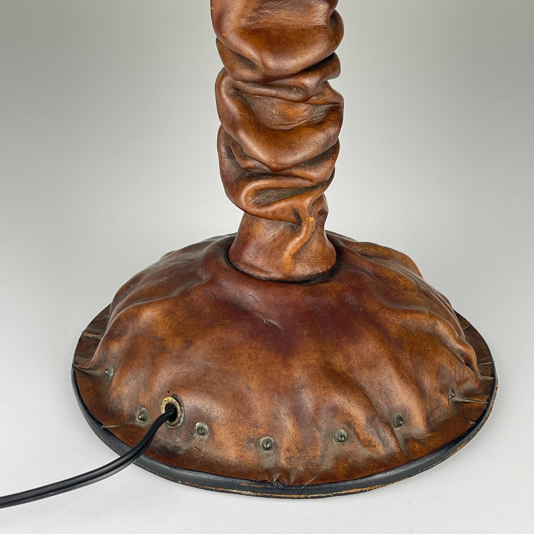 Unique vintage leather table lamp, Italy 1950s en venta 7