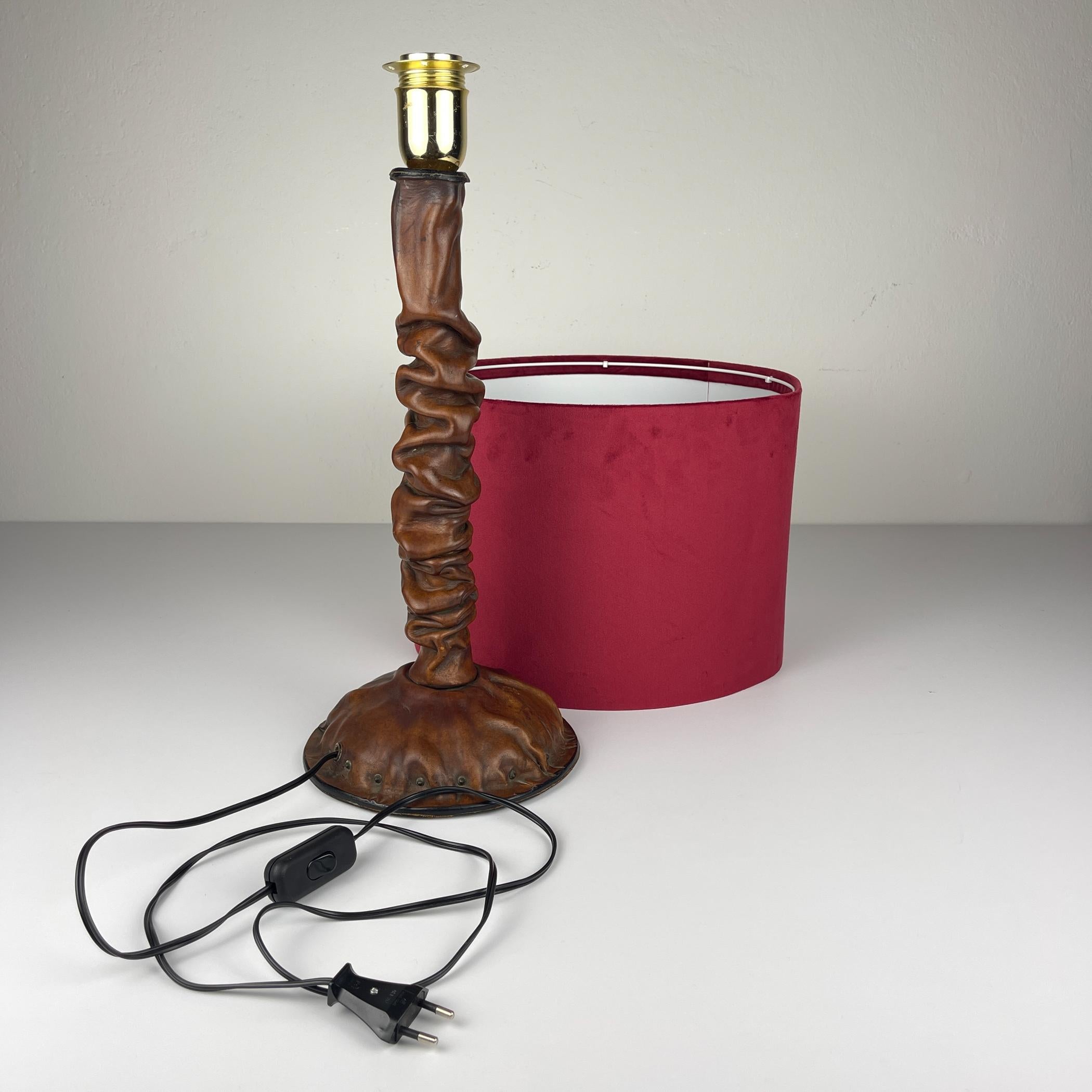 Unique vintage leather table lamp, Italy 1950s en venta 11