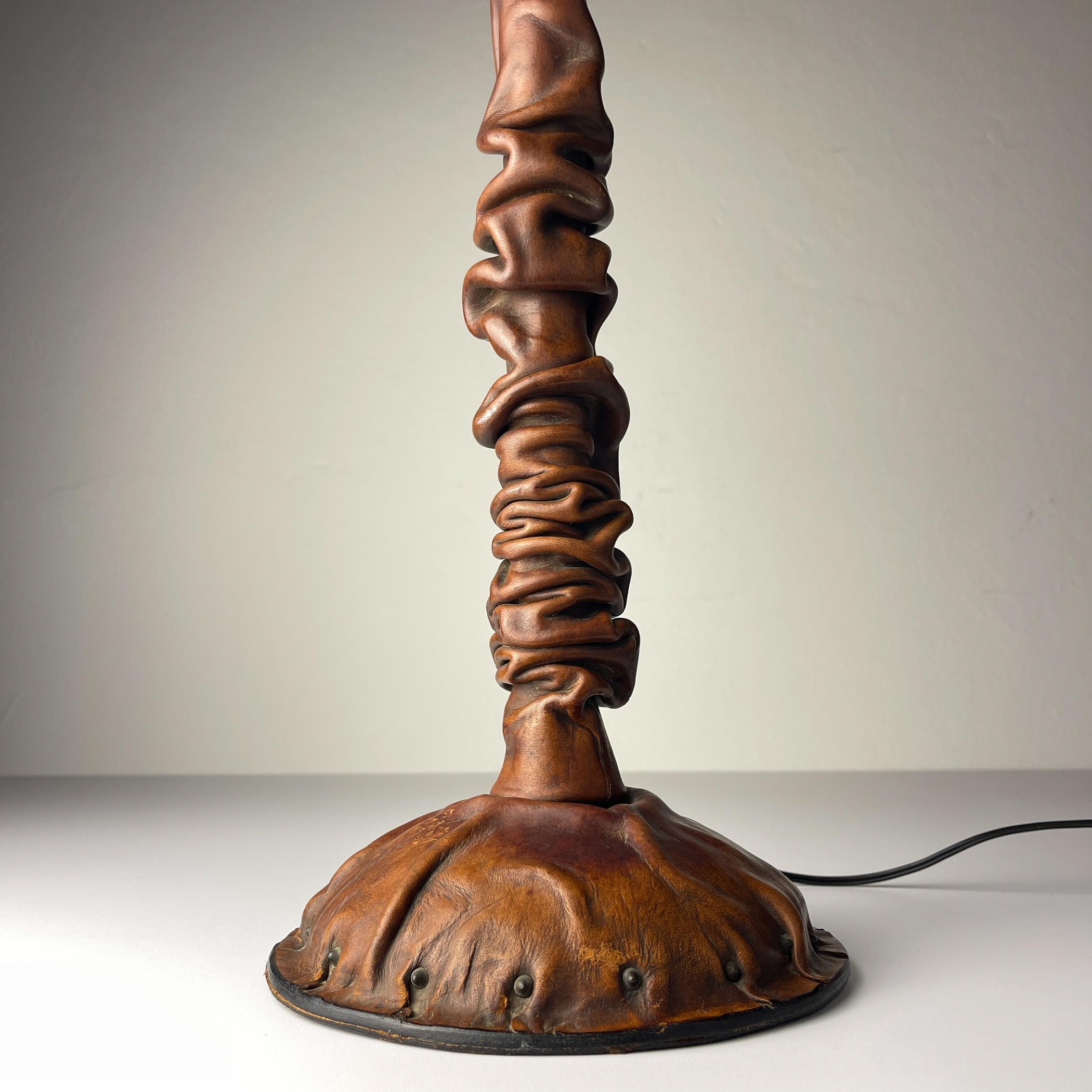 Unique vintage leather table lamp, Italy 1950s siglo XX en venta