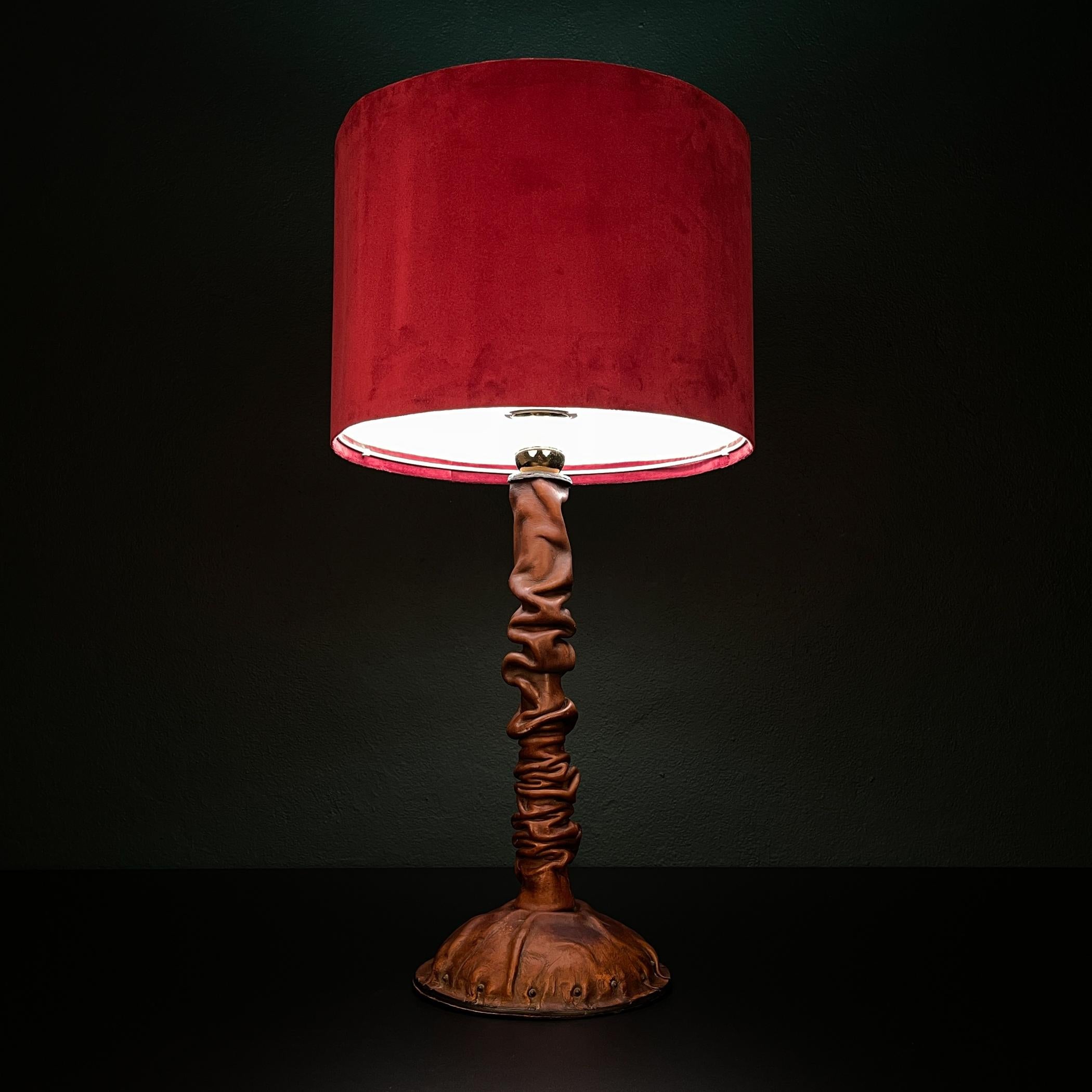 Unique vintage leather table lamp, Italy 1950s Cuero en venta