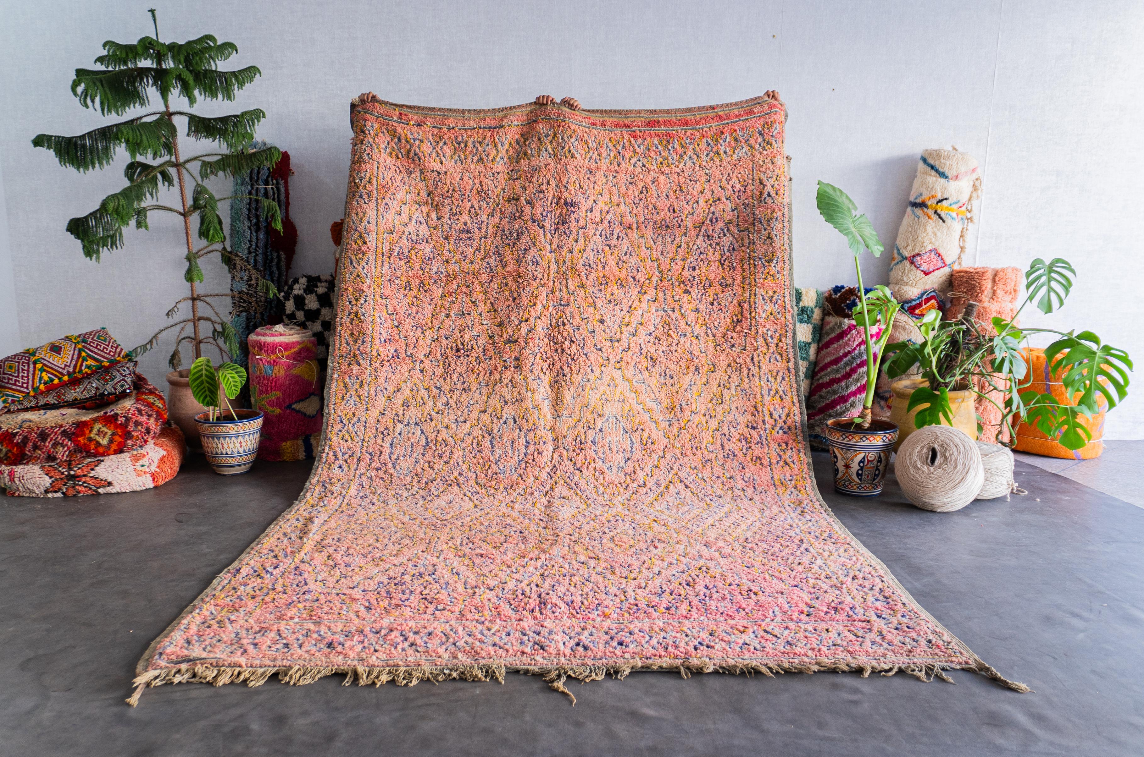 Découvrez le riche héritage tissé dans notre tapis marocain vintage. Fabriqué à la main par des artisans qualifiés selon des techniques éprouvées, chaque tapis berbère est un récit unique qui fait écho à la tapisserie culturelle du Maroc. Avec ses