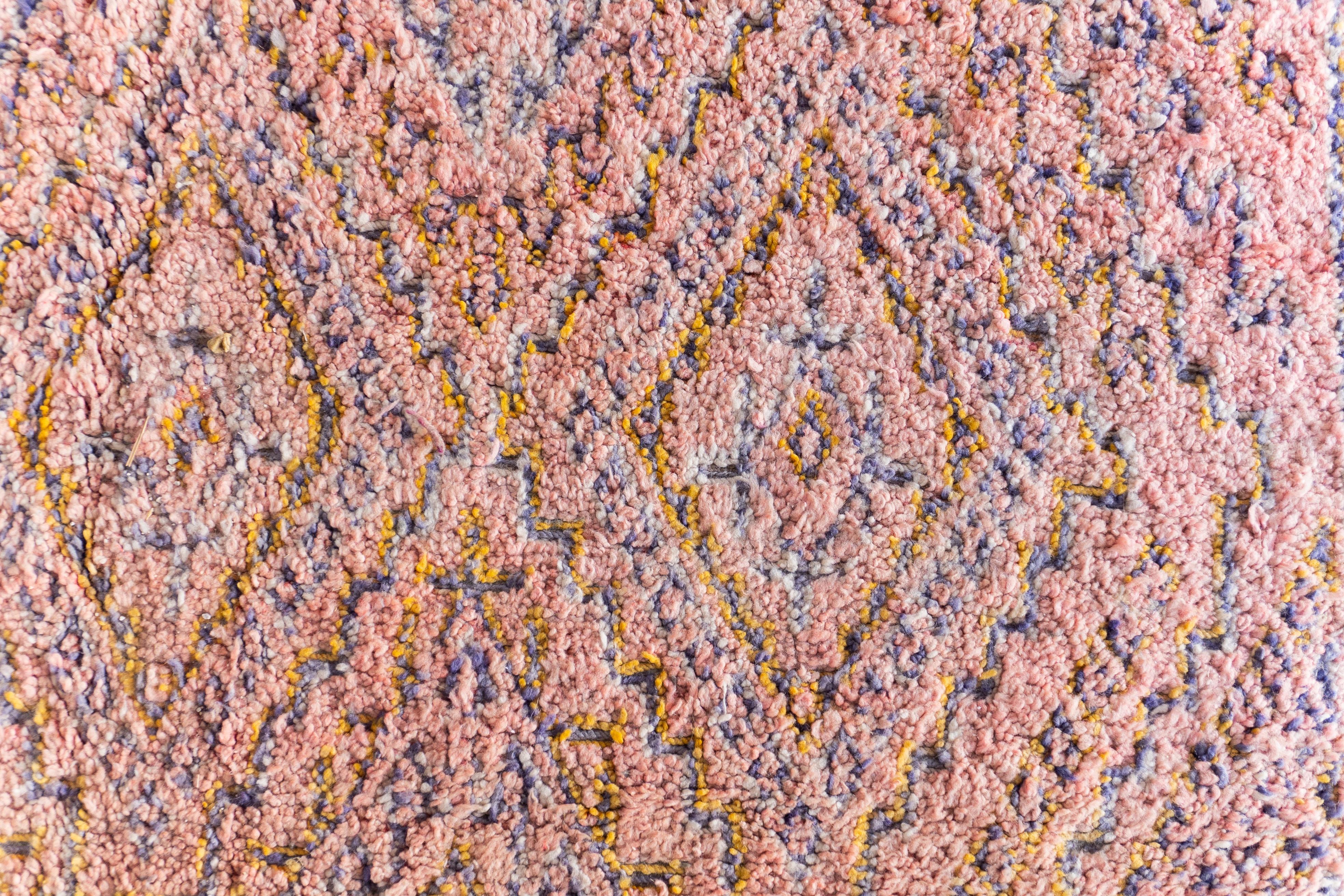 Einzigartiger marokkanischer Berberteppich aus den 70er Jahren  100% Wolle 7.3x8.2 Ft 223x250 Cm (Art déco) im Angebot