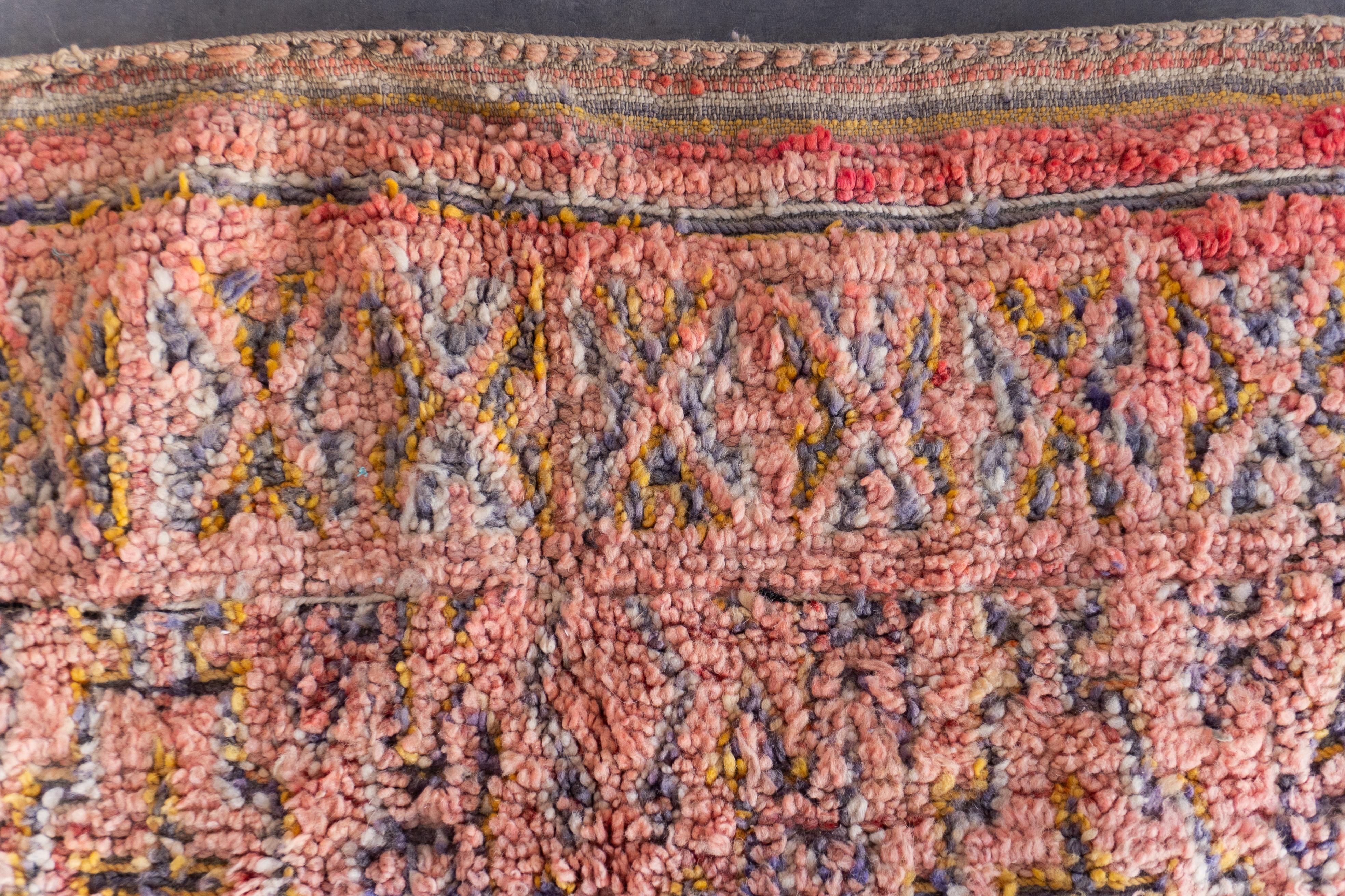 Einzigartiger marokkanischer Berberteppich aus den 70er Jahren  100% Wolle 7.3x8.2 Ft 223x250 Cm im Zustand „Gut“ im Angebot in Salé, MA