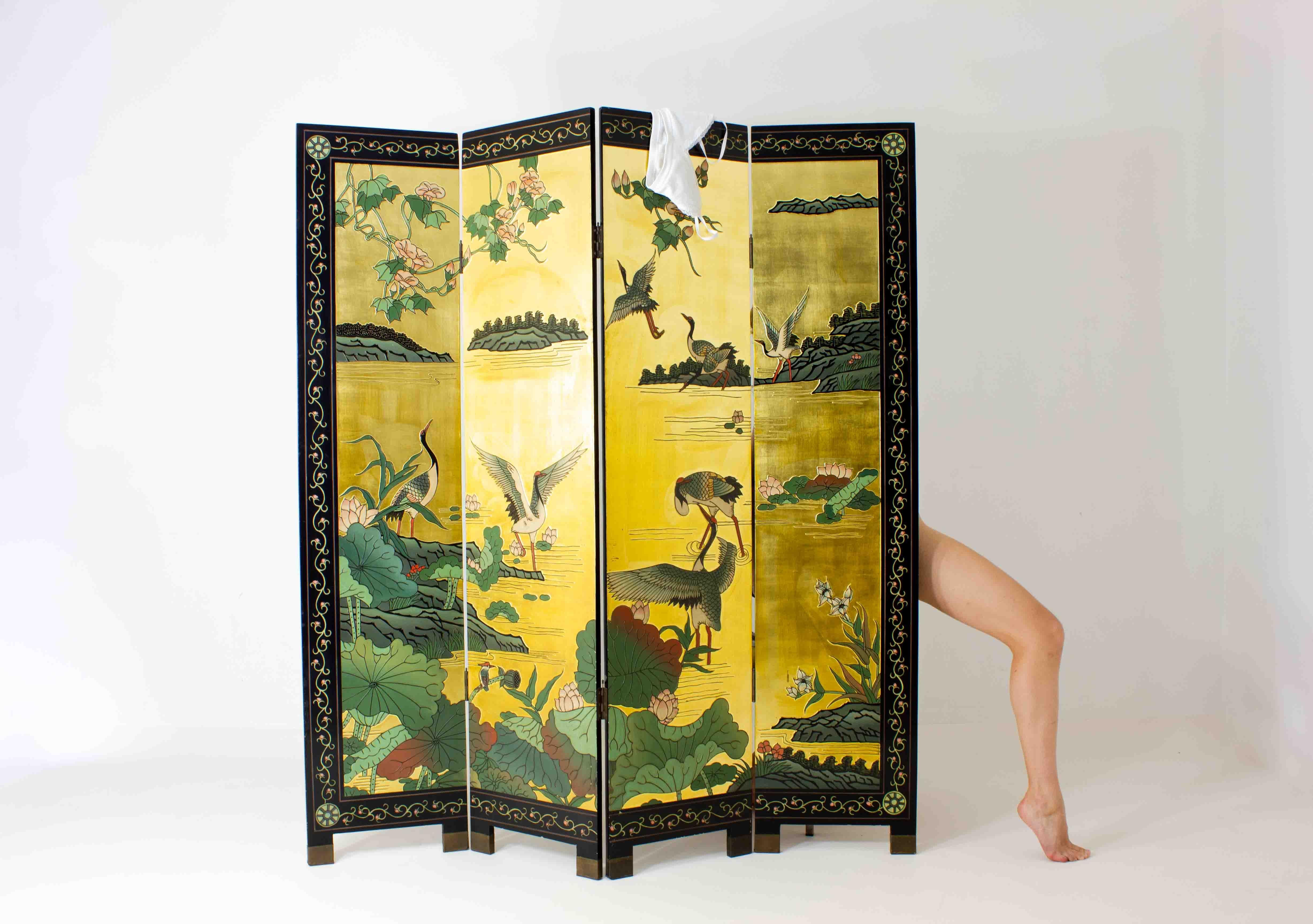 This unique gold leaf oriental room divider from the 70s will be a certain eye-catcher in every room it will end up in. The relief engravings in the wooden panels are all delicately painted with an amazing eye for detail. You have the liberty to