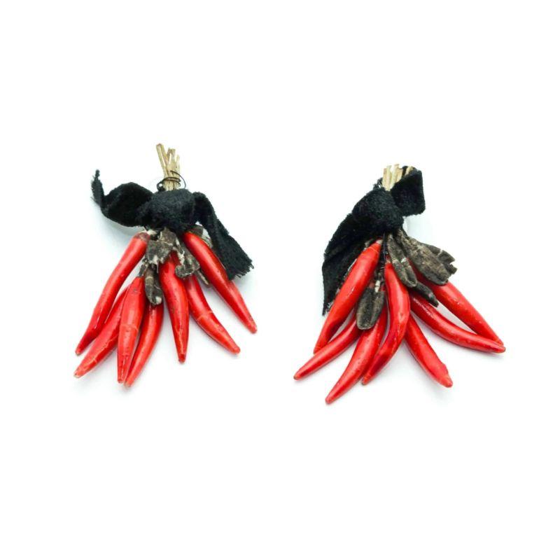 Rarissime French earrings from the 30s, red peppers in molten glass and black velvet, silver plated metal. Attributed to the Haute Couture, Schiaparelli? 

Dimensions: 5  x 2.5  cm
Condition: Very good vintage condition
