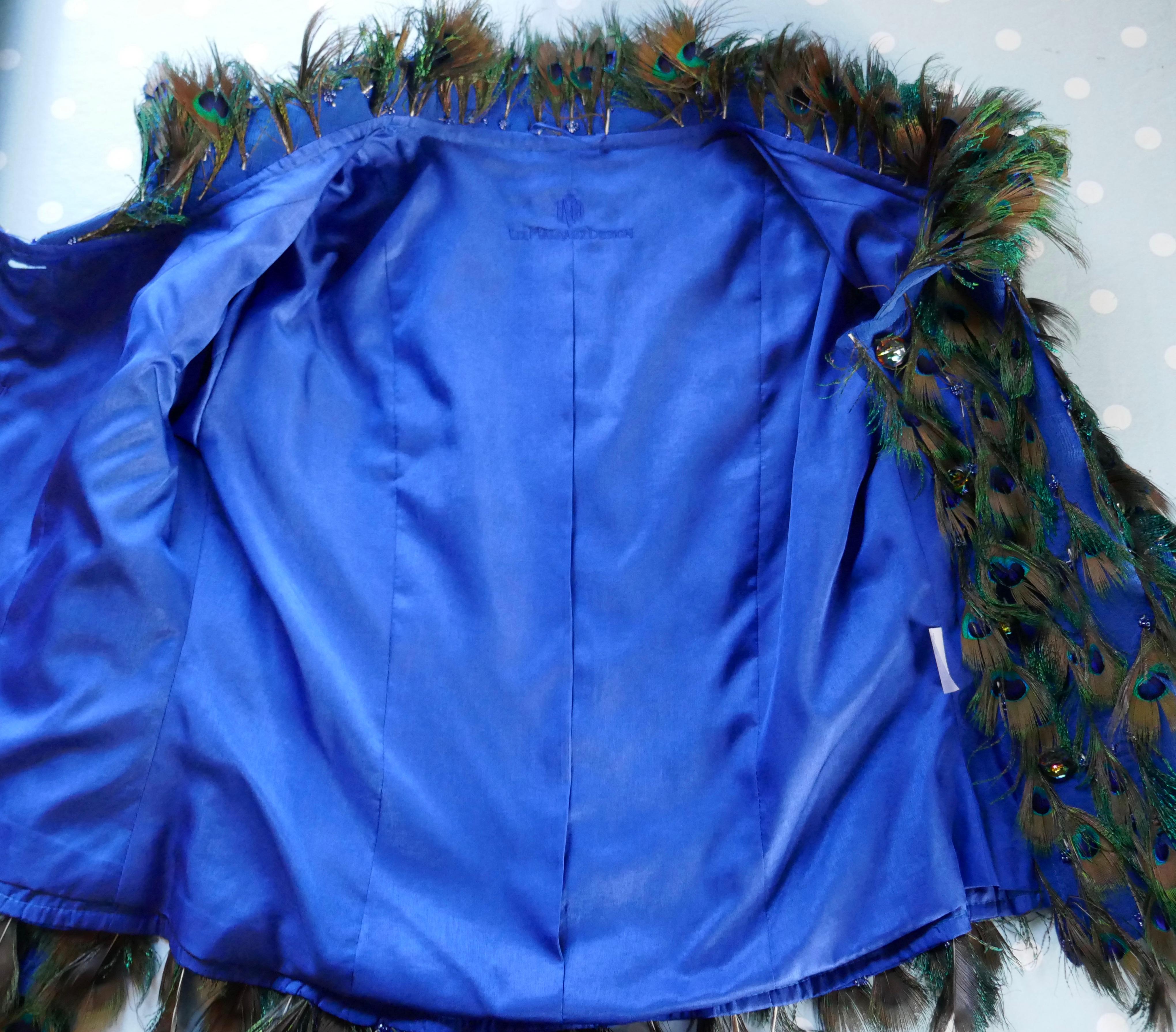 Veste de soirée unique en soie décorée de plumes par Liz Mairaux, 2008

Pièce exclusive conçue par Liz Mairaux Couture, la veste est doublée de soie et très légère, ce qui lui confère un petit supplément de chaleur pour une soirée d'été.

Liz