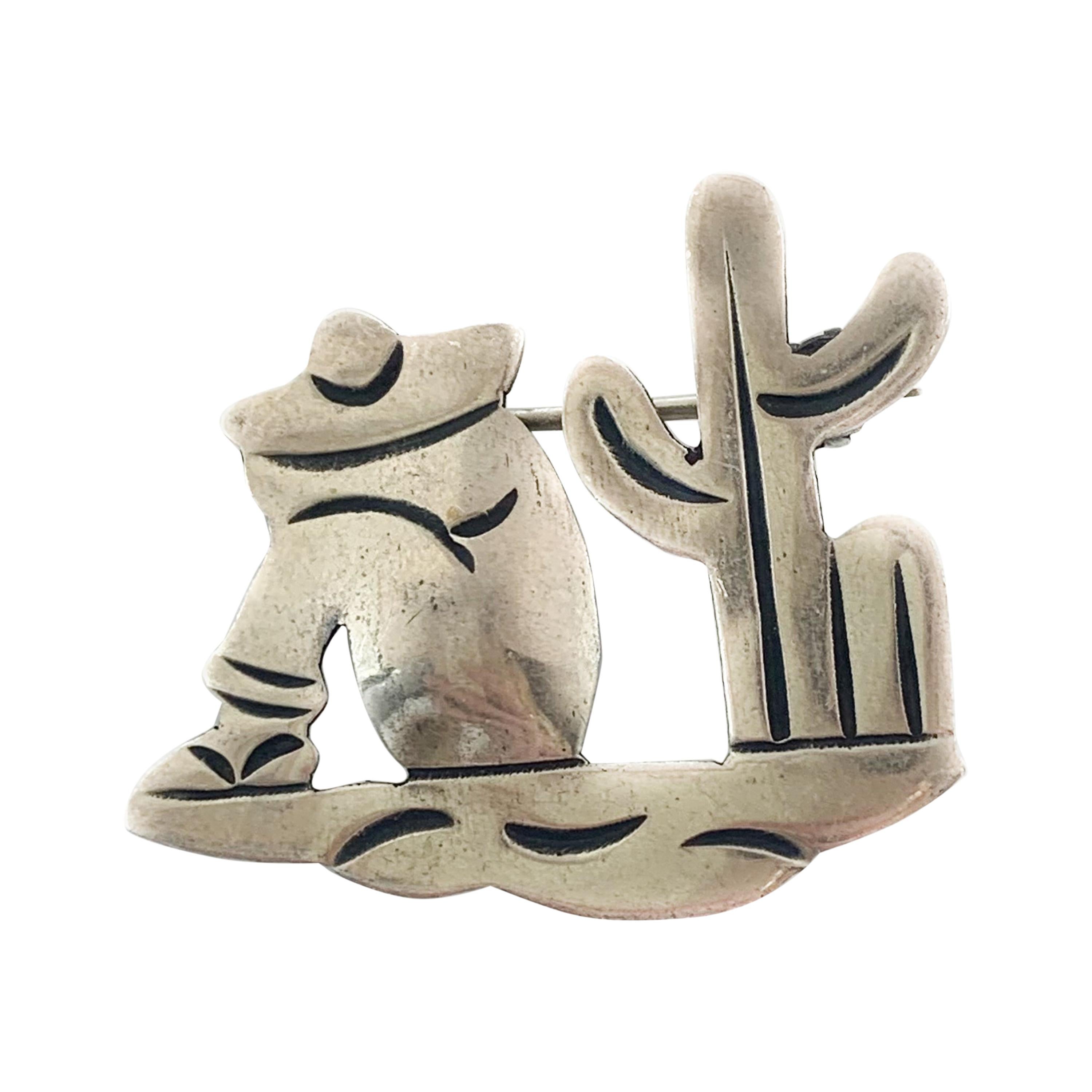 Silberbrosche für sitzenden Wüstenmann im Vintage-Stil, einzigartig im Angebot