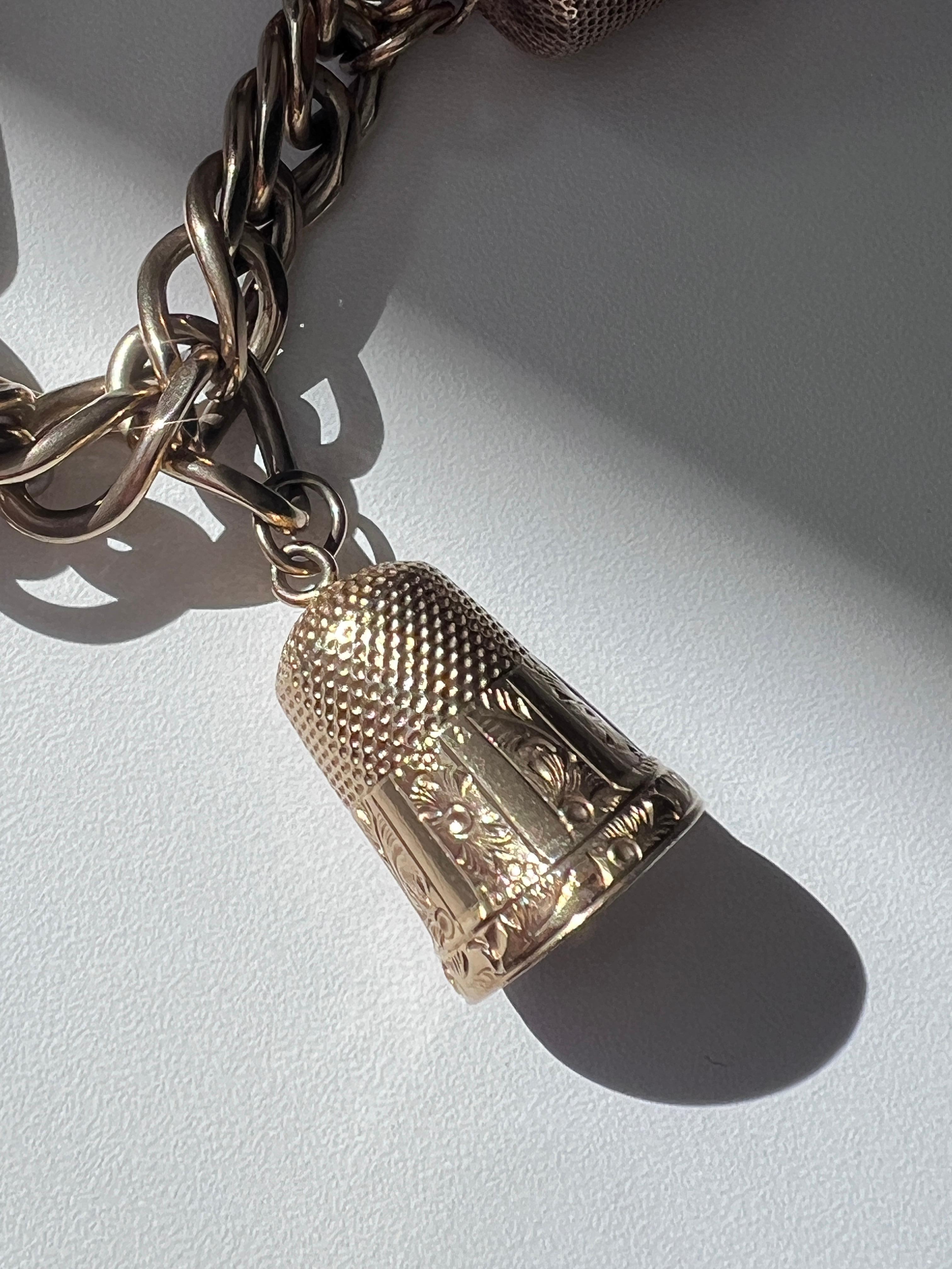 Bracciale Charm con ditale d'epoca unico nel suo genere in vendita 8