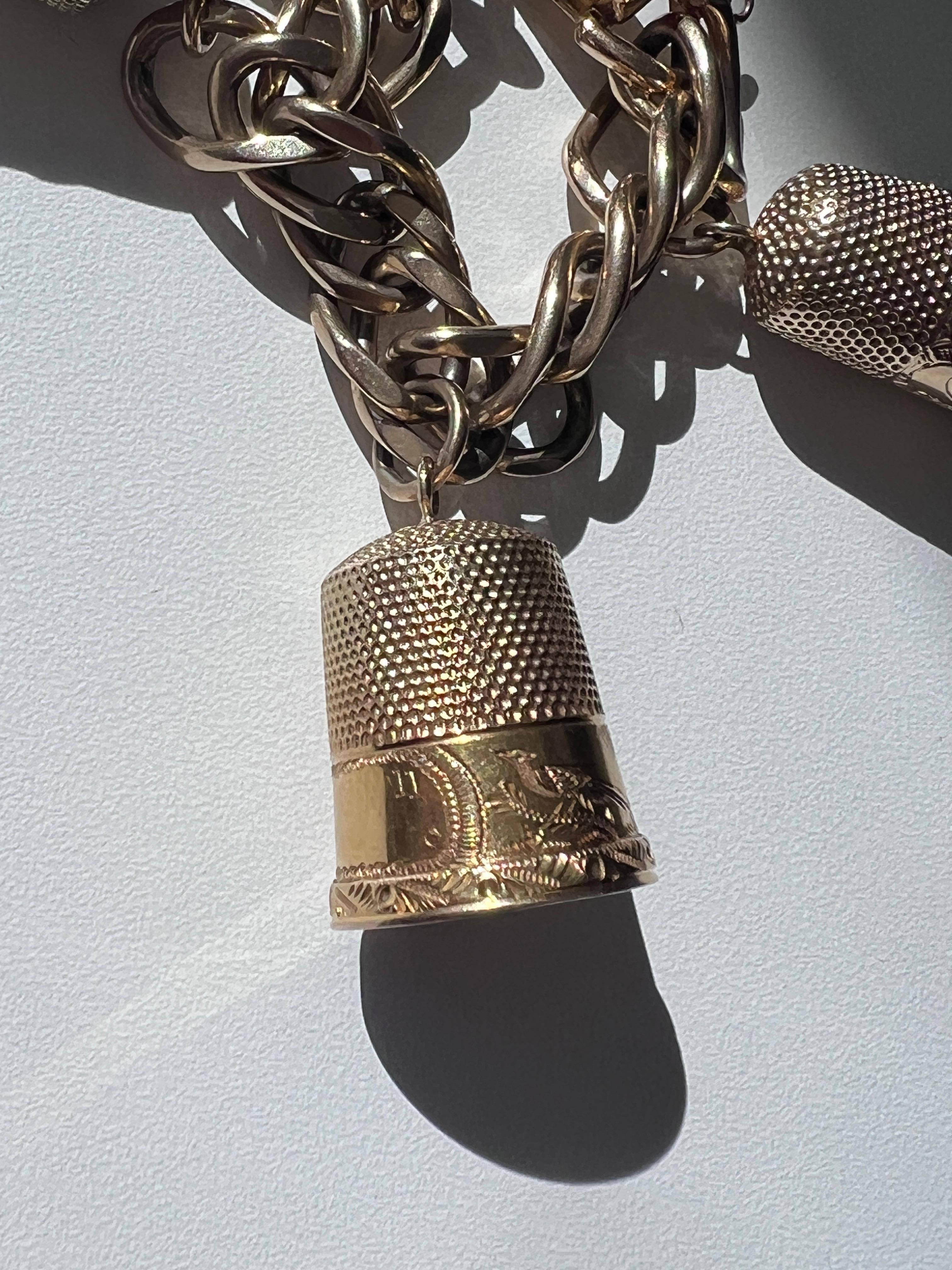Bracciale Charm con ditale d'epoca unico nel suo genere in vendita 9