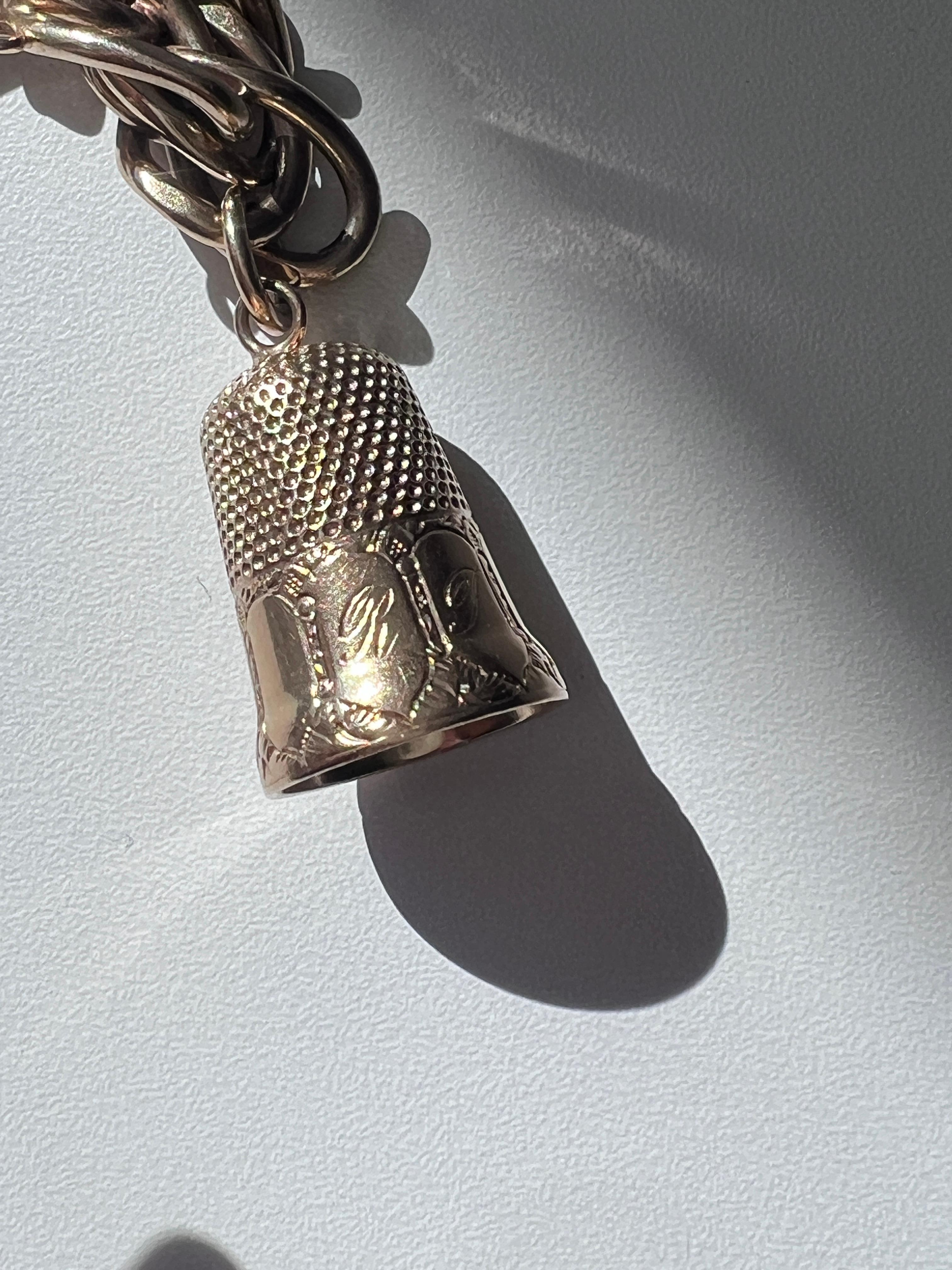 Bracciale Charm con ditale d'epoca unico nel suo genere in vendita 10