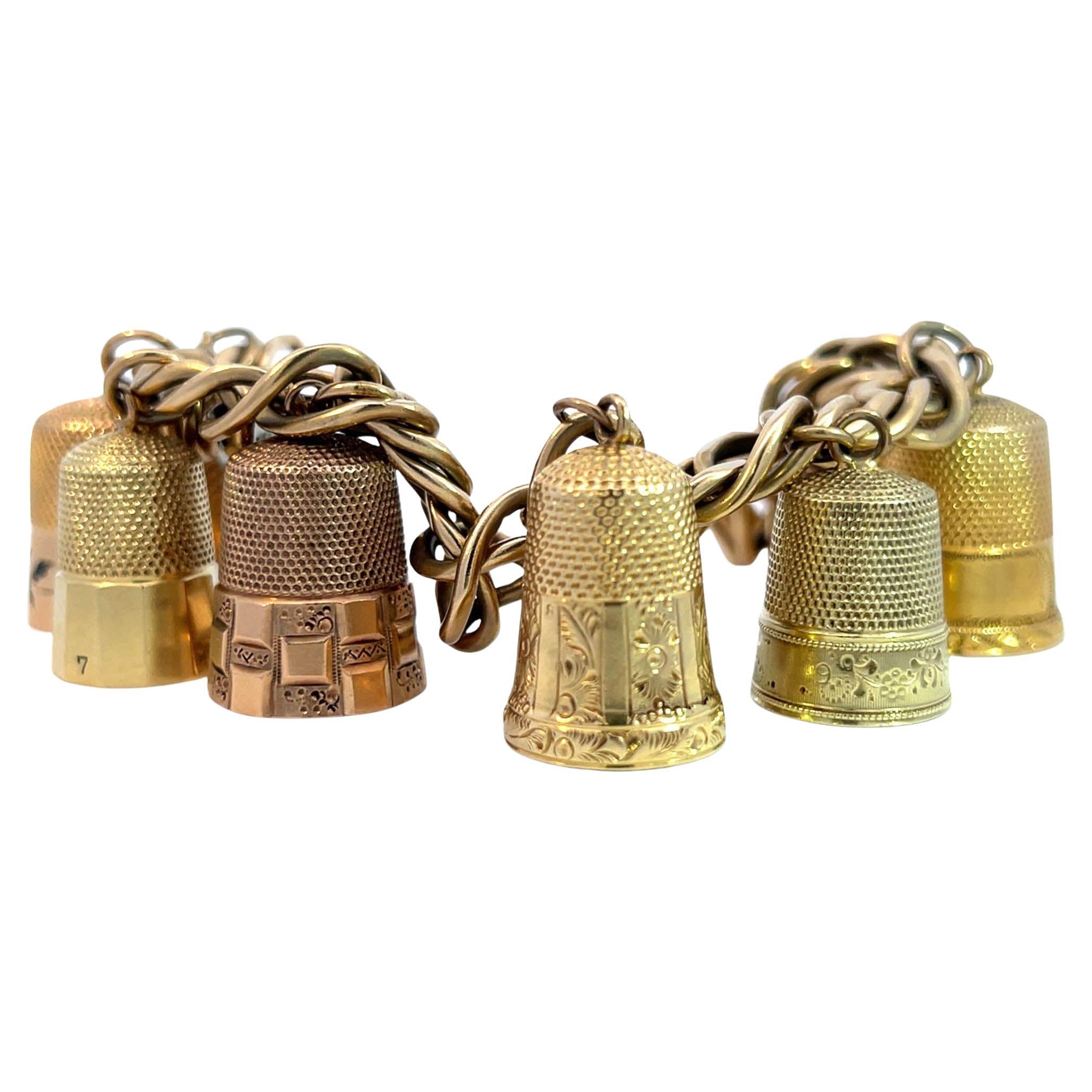 Questo braccialetto con charm a ditale, unico nel suo genere, è una straordinaria miscela di artigianalità, fascino ed eleganza. Realizzato in oro a 14 carati, presenta una collezione di ditali dal design intricato, ognuno con un motivo e una storia