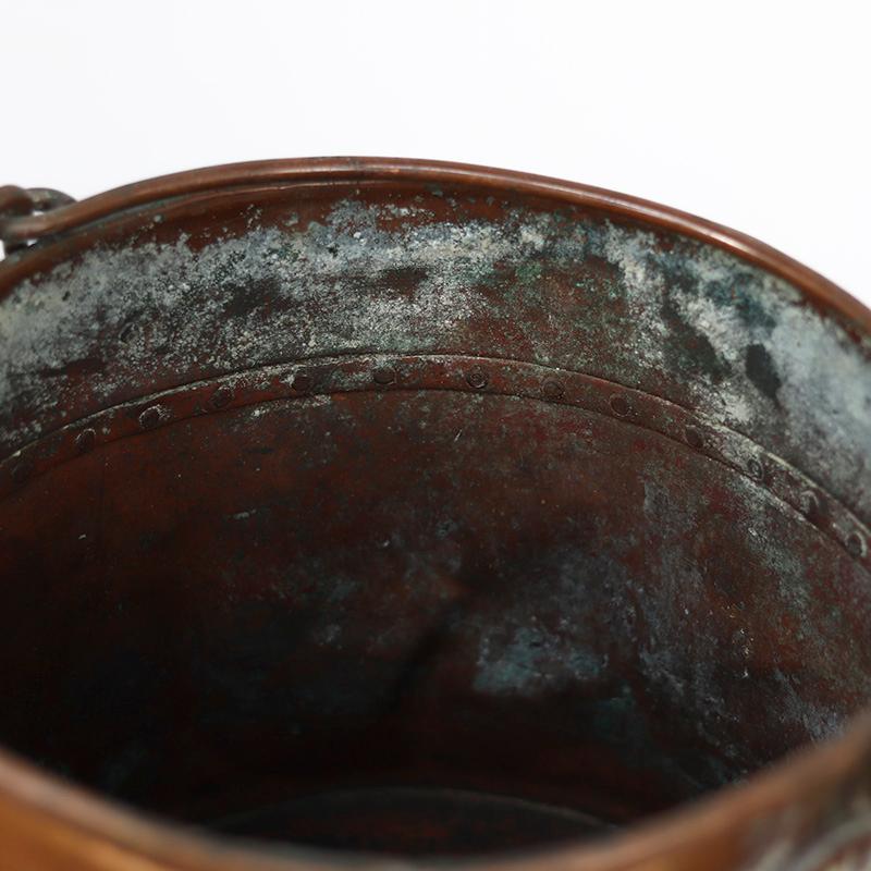 XIX secolo Secchio / fioriera in rame Wabi Sabi unico nel suo genere in vendita